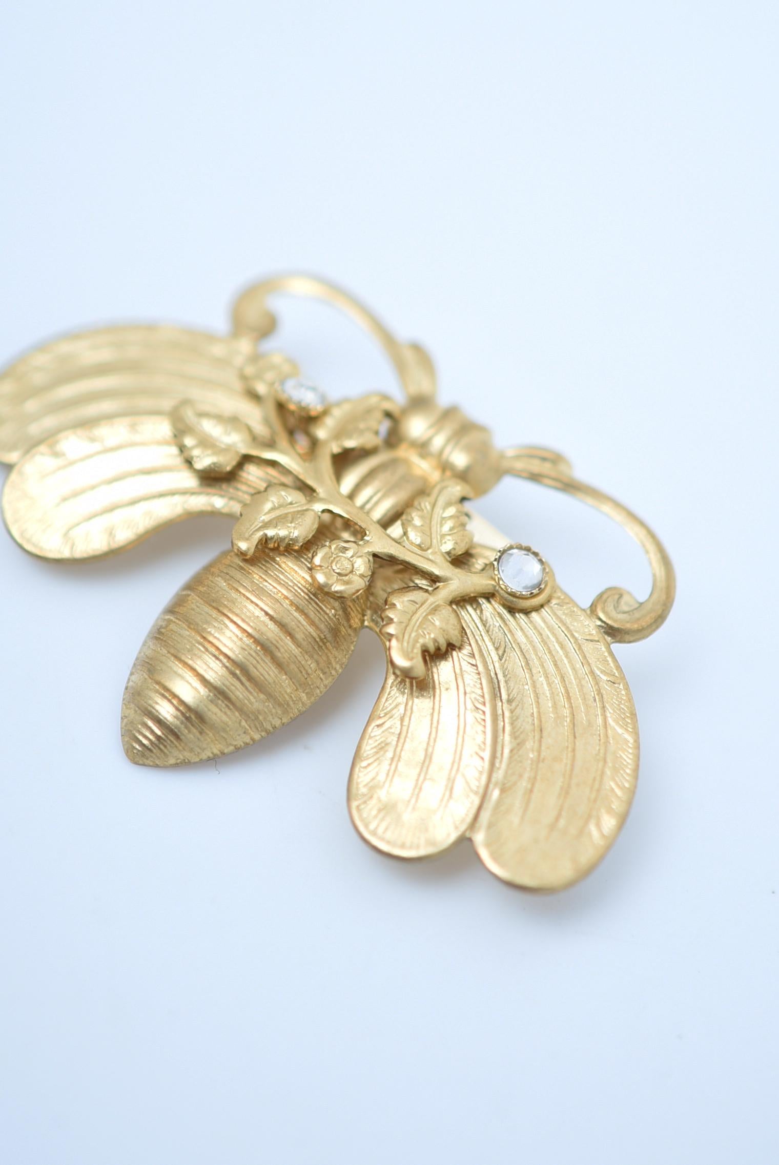 material:brass, swarovski glass
size:wide 3.8cm

This cute bee brooch has a rounded silhouette.
The design has no corners, so there is no discomfort when it touches the skin, which is characteristic of brooches.
It is sure to brighten up a simple