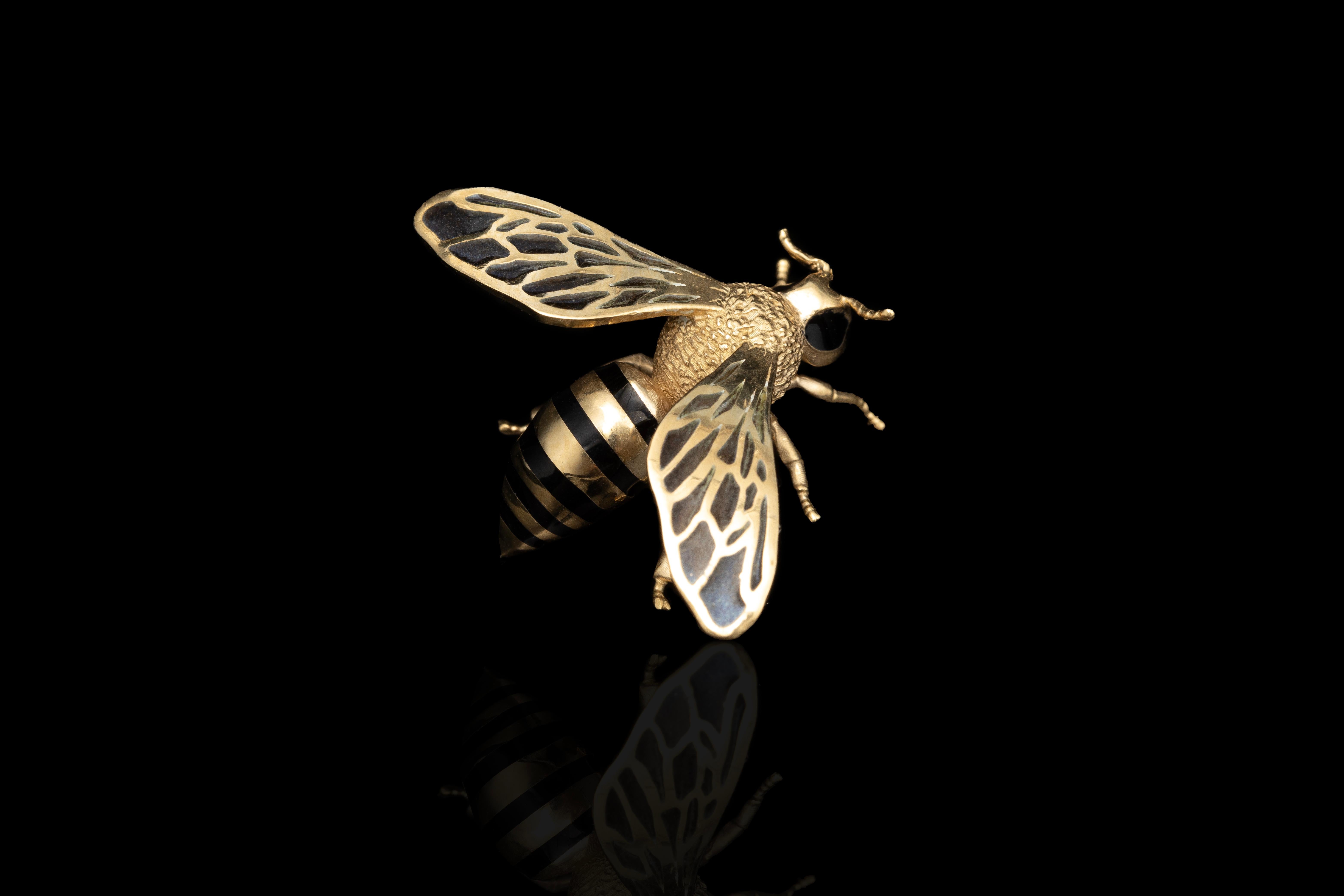 Femenino o masculino Broche Abeja de Plata de Ley, baño de Oro de 24K, con Esmeraldas y Plique-à-jour en venta