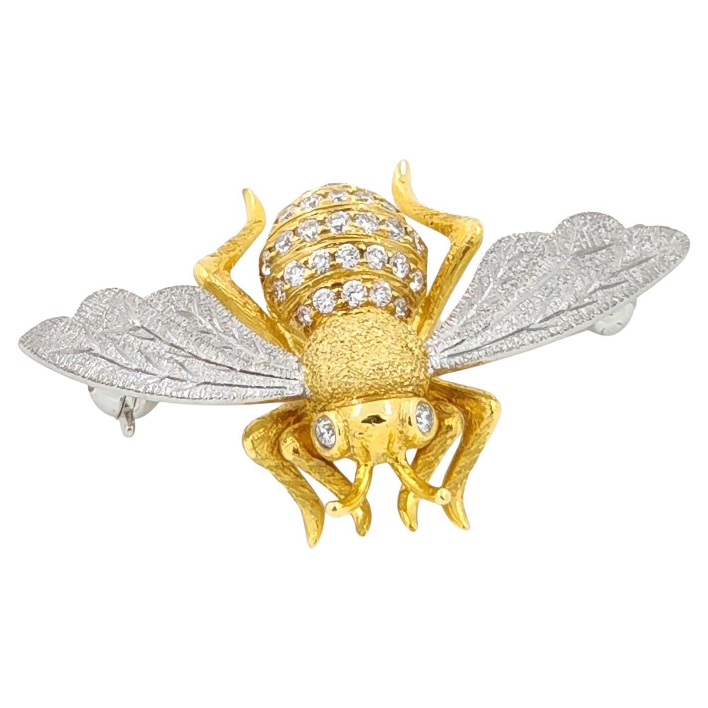 Vintage Bee Brooch Pin in 18 Karat Textured Gold and Diamond