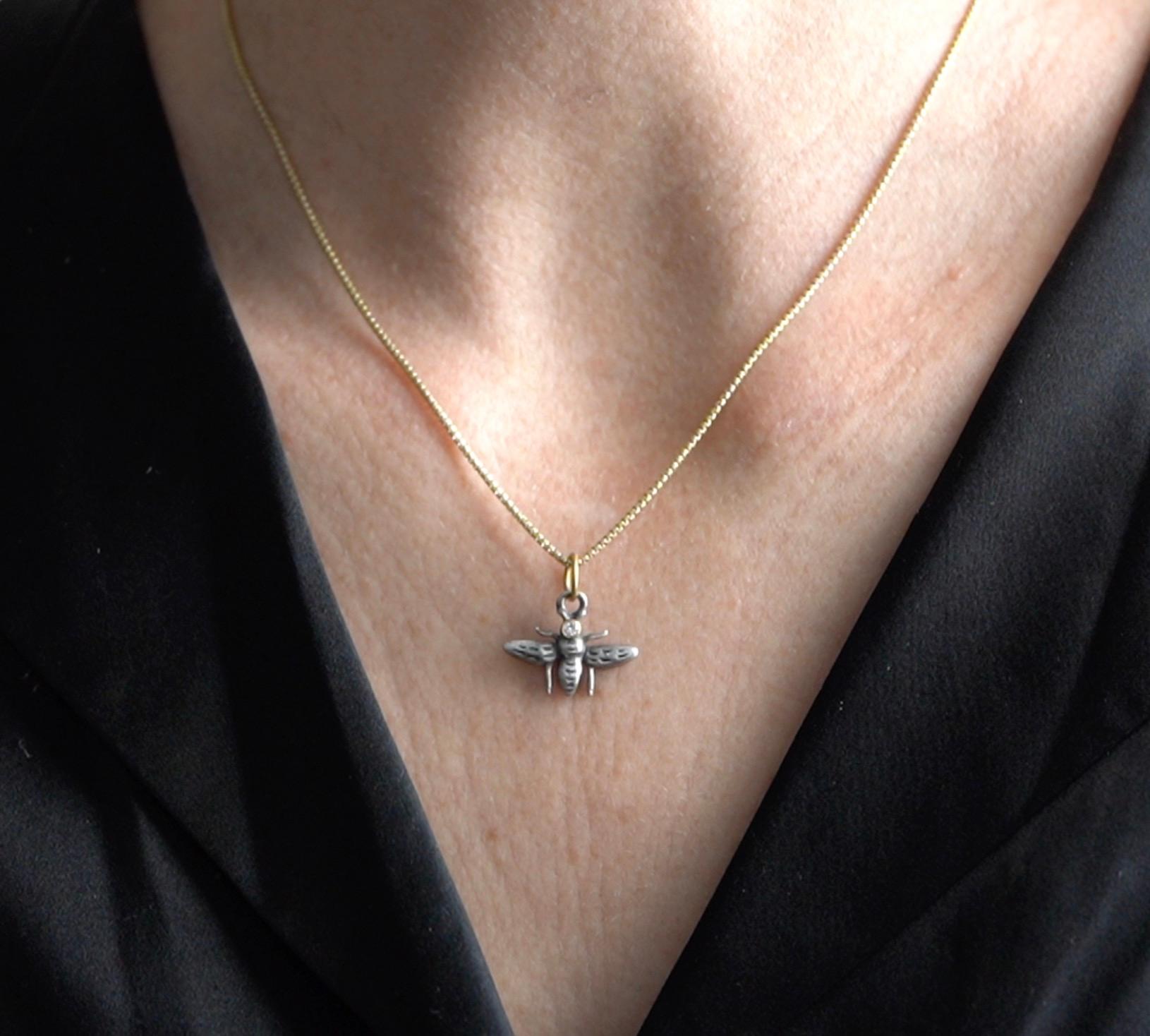 Contemporaneo Collana con ciondolo a forma di ape con diamante, oro 24kt e argento