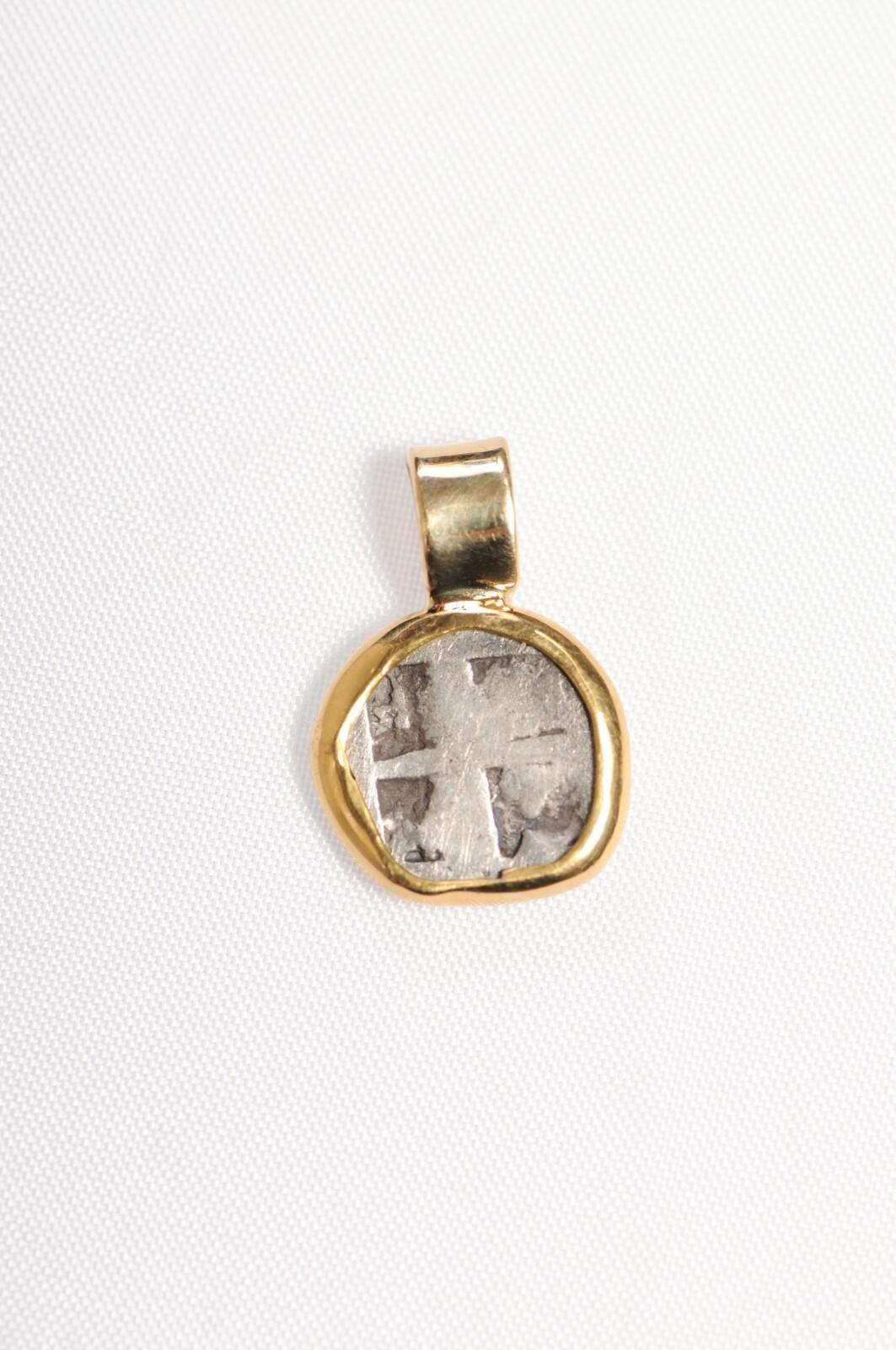 Bee Coin Pendant in 18K gold For Sale 6