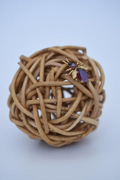 bee ear clip  / vintage jewelry , 1970's vintage parts