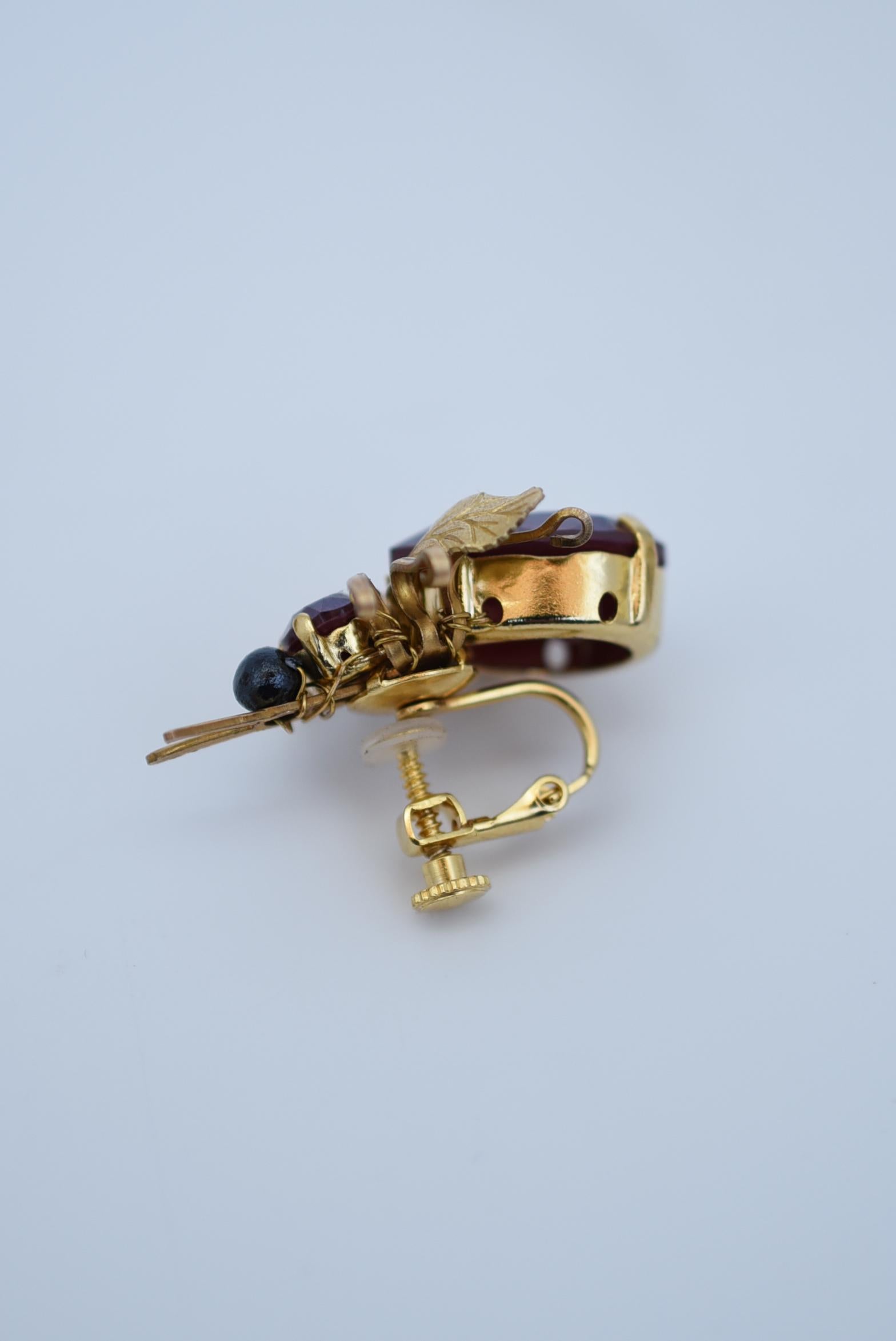 Artisan clip d'oreille abeille  Pièces de joaillerie vintage des années 1970 en vente
