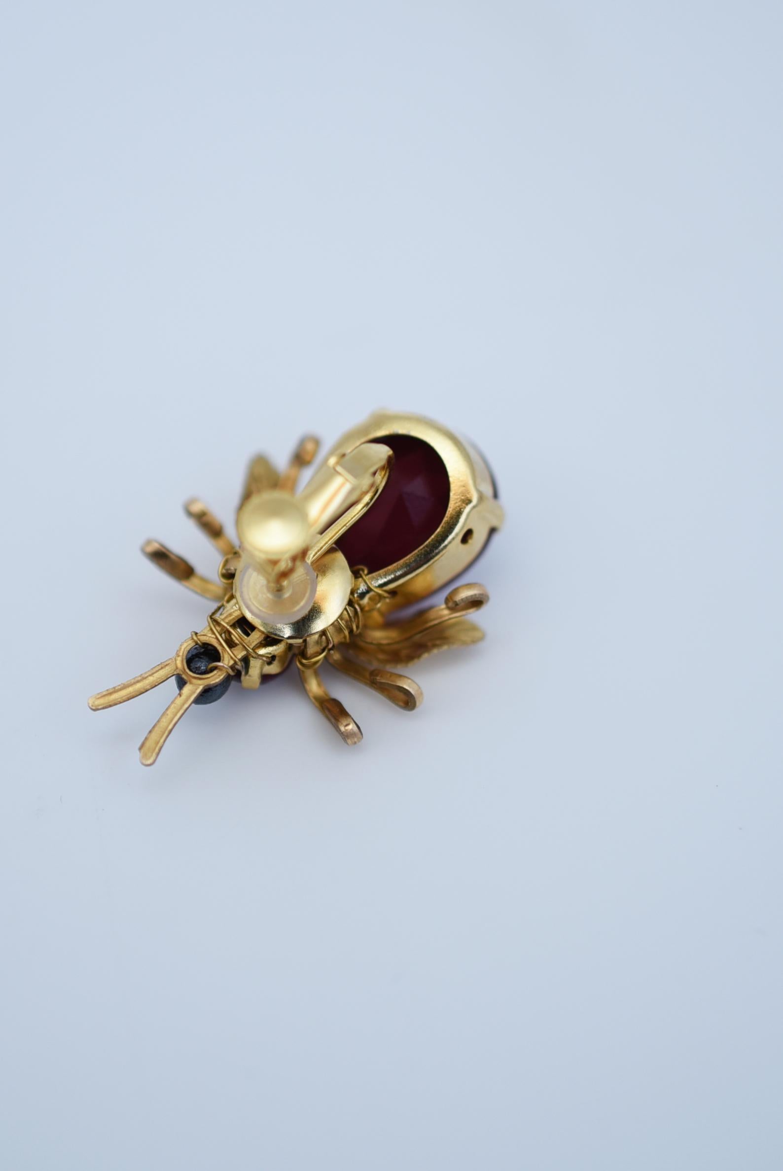 Women's bee ear clip  / vintage jewelry , 1970's vintage parts For Sale