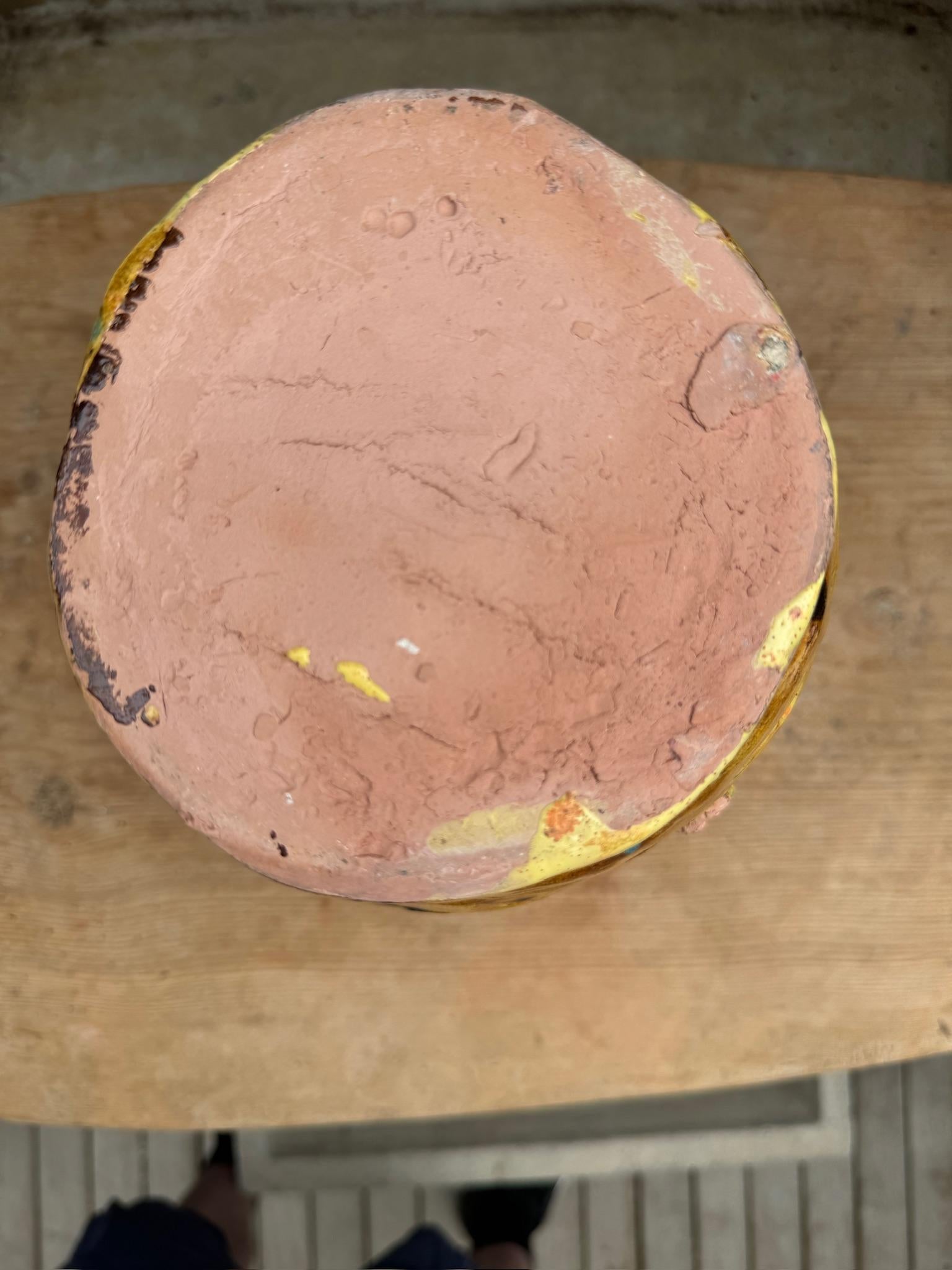 Con forma de colmena, presenta delicados detalles que imitan la belleza natural de una colmena, desde su textura en capas hasta las abejas pintadas a mano que adornan la superficie. Perfecto para guardar pequeños objetos de cocina, este tarro no