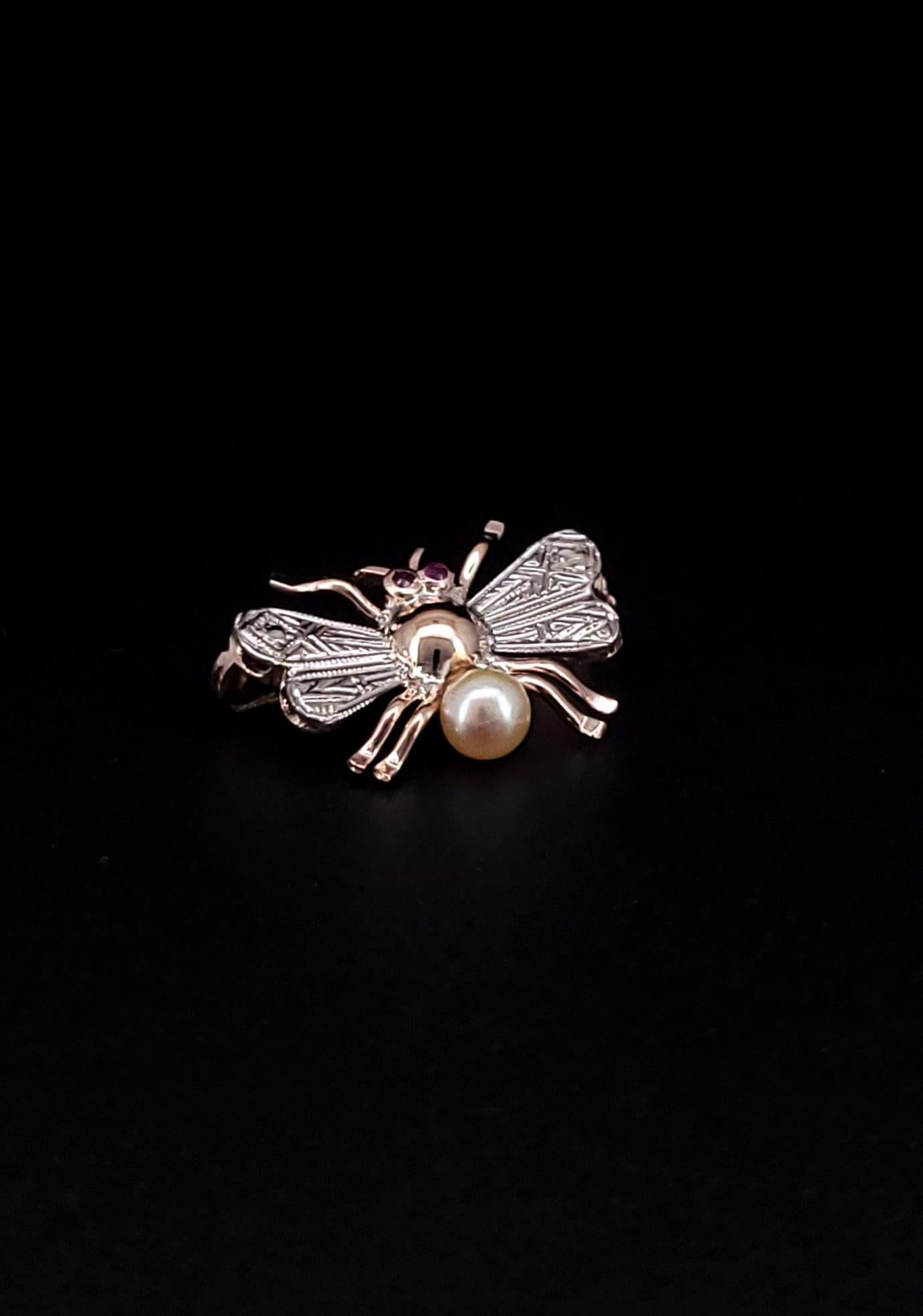 14K GOLD STYLISTIC BROOCH WITH RUBY AND PEARL

Metal: 14k rose gold
Stones: Ruby 0.02ct, pearl
Dimension: 18mm x 13mm, 2.5mm thickness
Weight: 1.5 grams 

Retail: $900