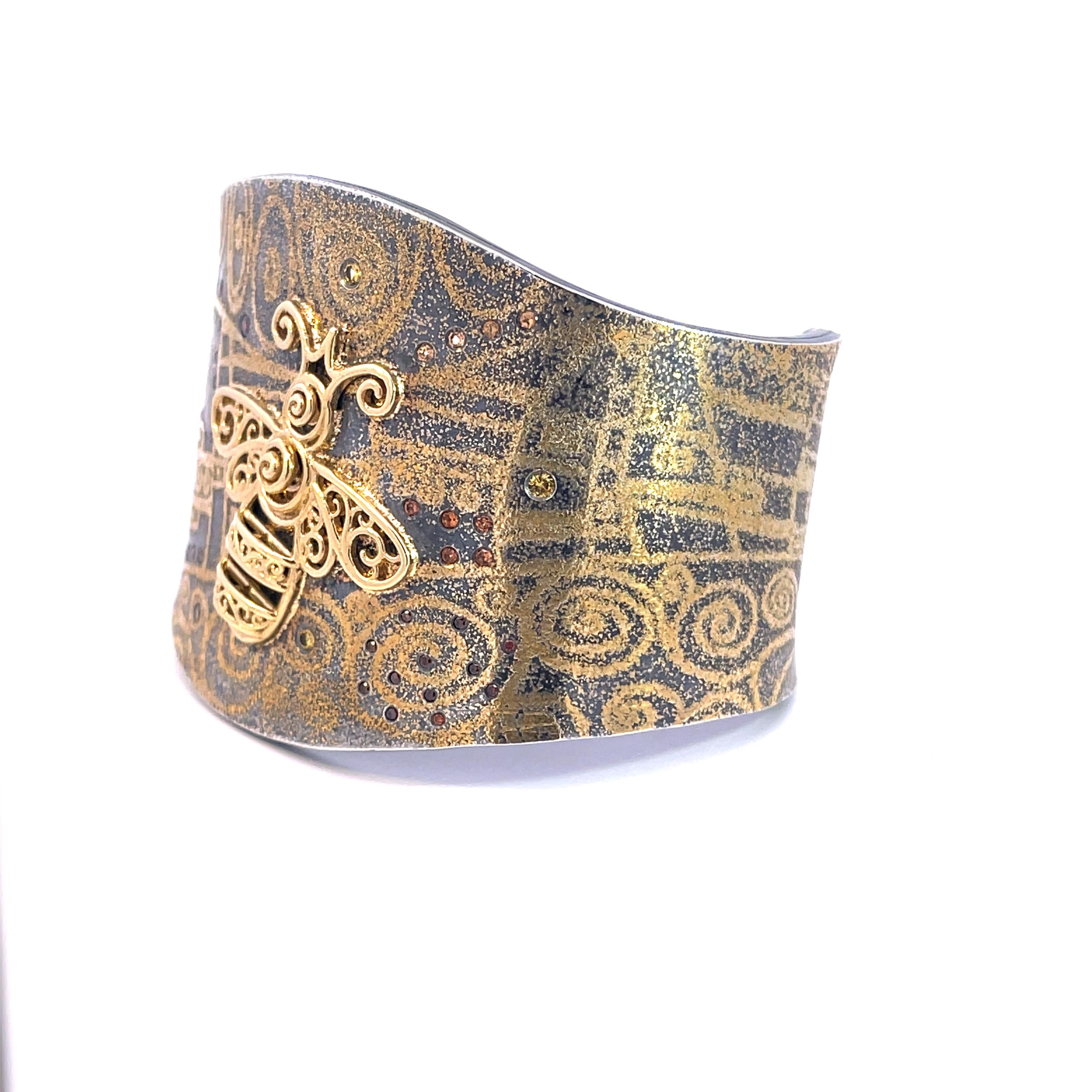 Contemporain Bracelet manchette « Bee Klimt » en argent sterling, or jaune 18 carats et or 24 carats en vente