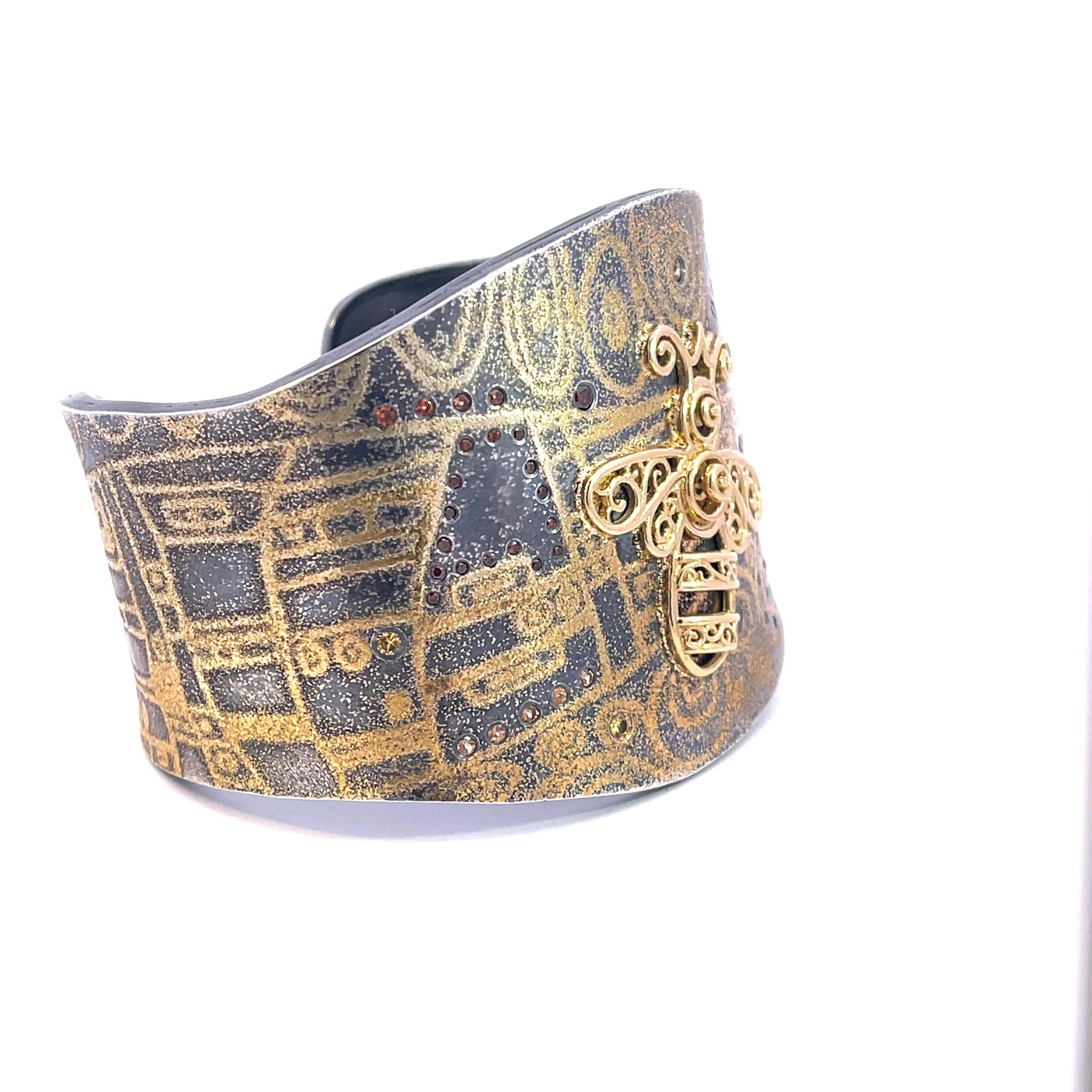 Taille ronde Bracelet manchette « Bee Klimt » en argent sterling, or jaune 18 carats et or 24 carats en vente