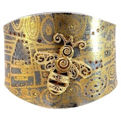Manschettenarmband „Bee Klimt“ aus Sterlingsilber, 18 Karat Gelbgold und 24 Karat Gold