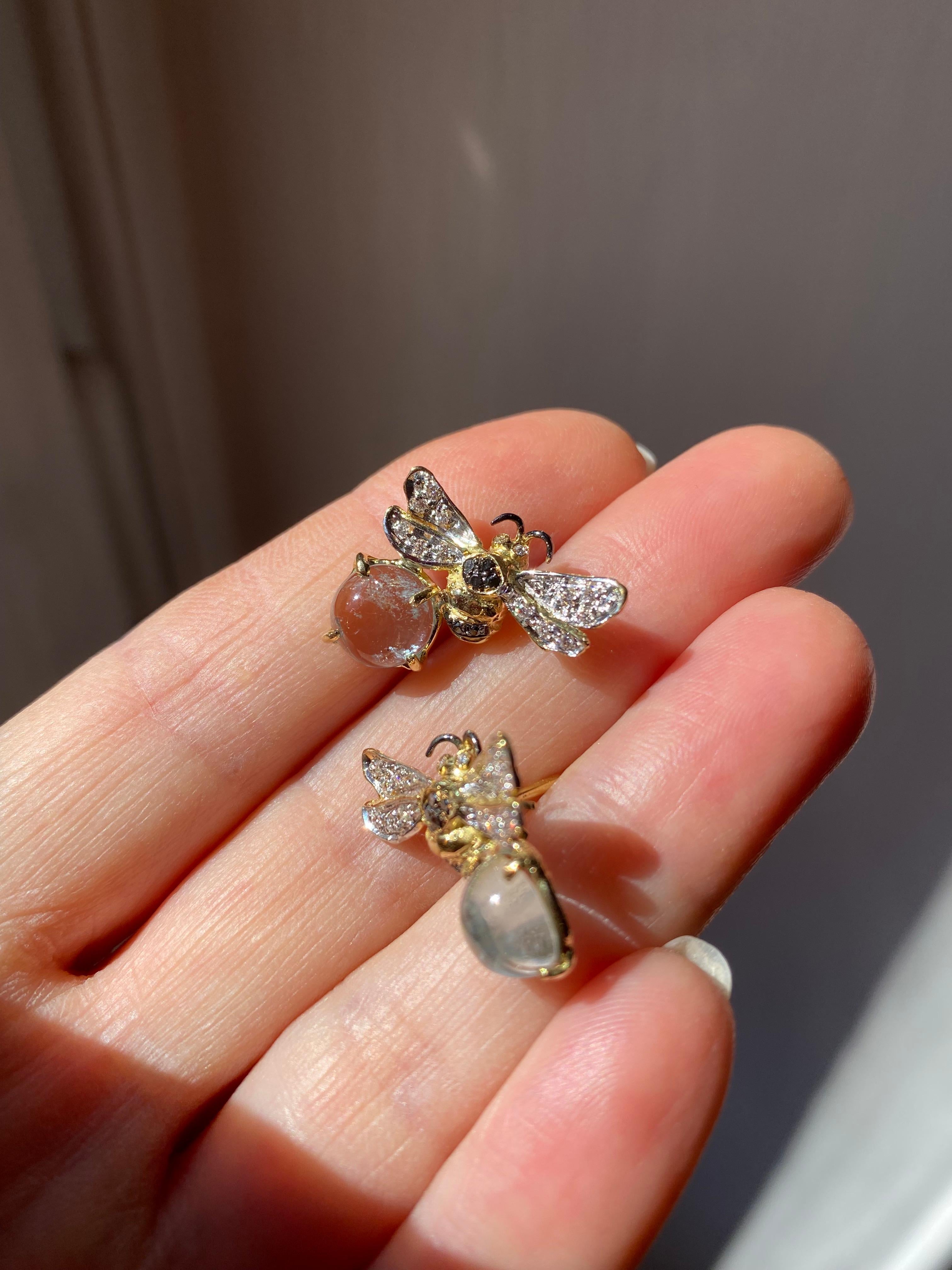 Art Deco Bee 4.12 Carats Aquamarine 18 Karat Gold 0.16 Karat White Diamonds Stud Earrings For Sale