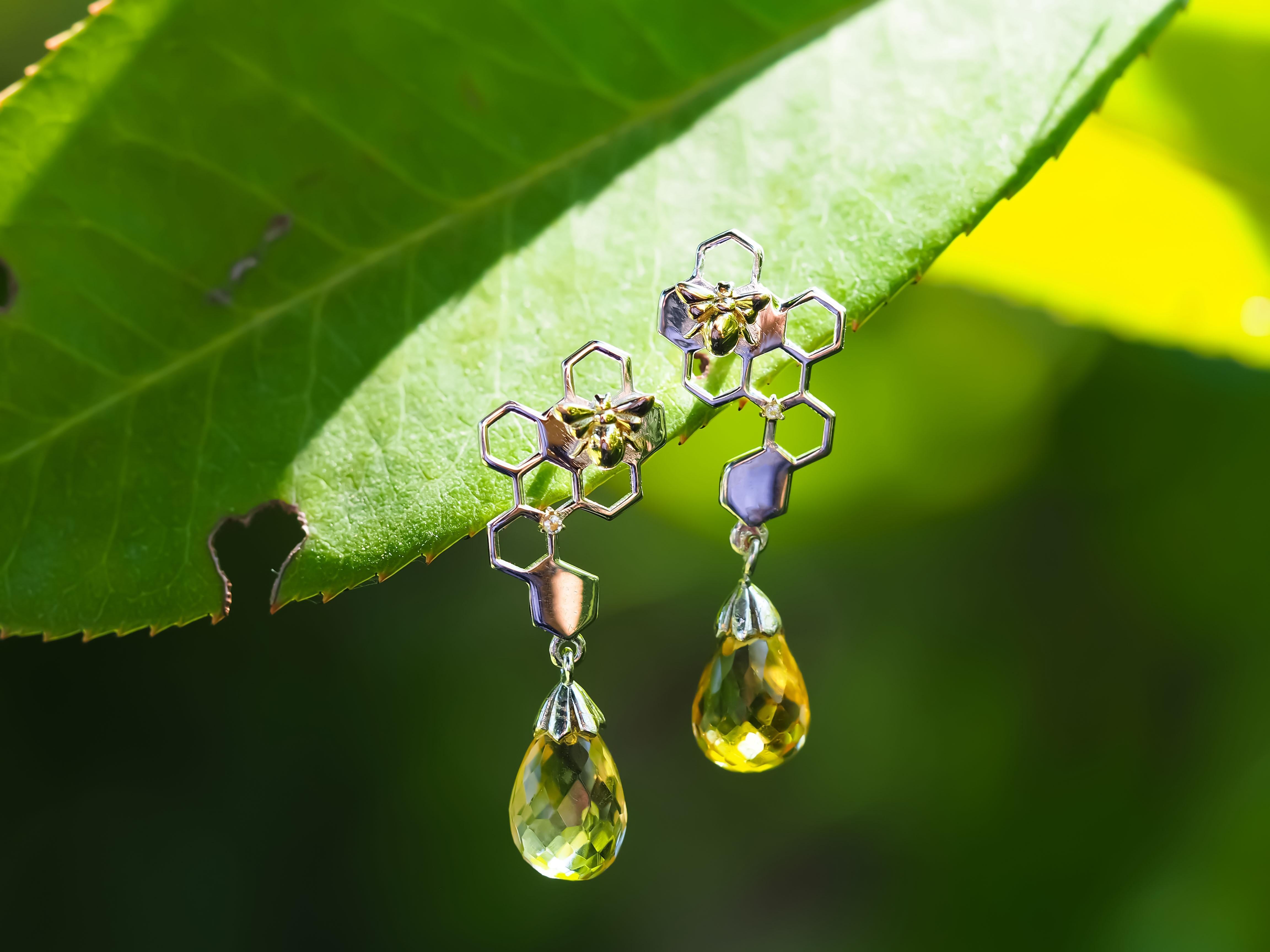 Bee on honeycomb in925 silver earrings studs with natural citrines briolette.

Metal type: 925 silver
Weight: 3 g.
Earrings size: 33 x 11.3 mm.
Natural citrines: 2 pieces, yellow color, briolette cut, transparent, 10 x 7 mm. each, approx 2.8 ct
