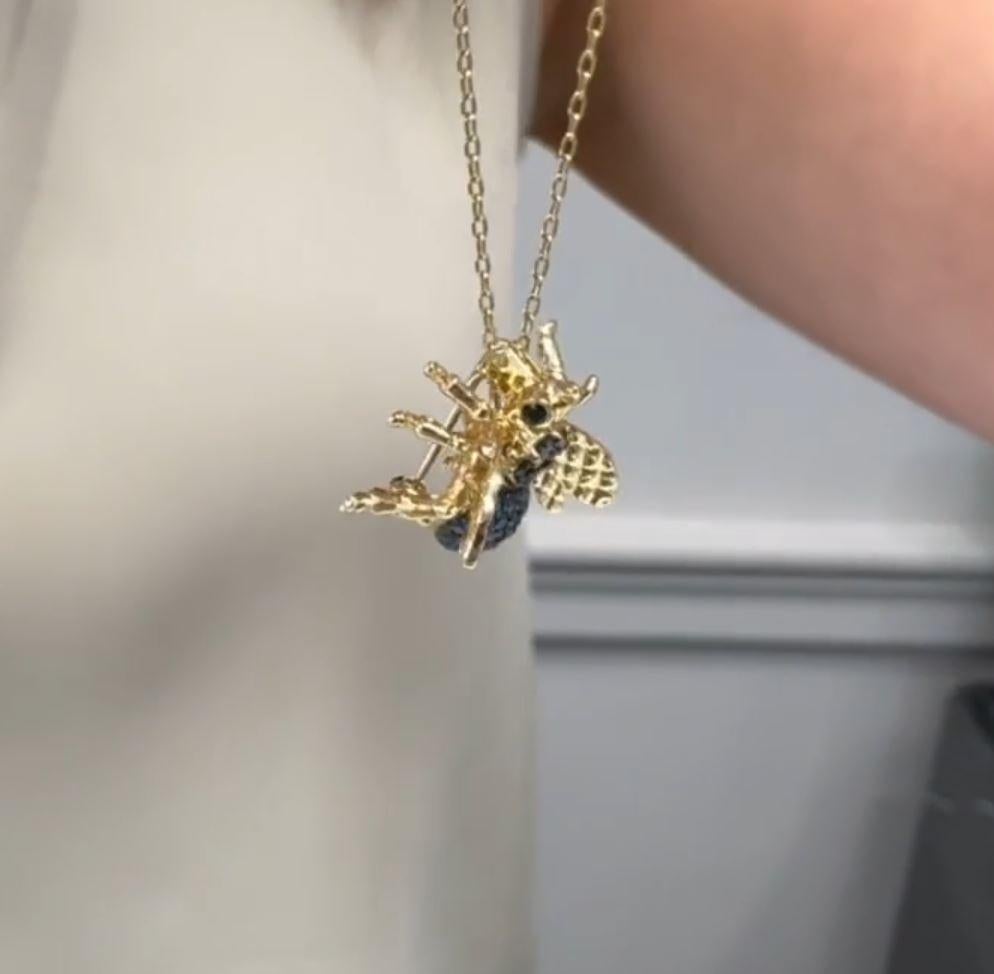 Collier pendentif/Broche abeille en or jaune 18 carats avec diamants et saphirs bleus en vente 2