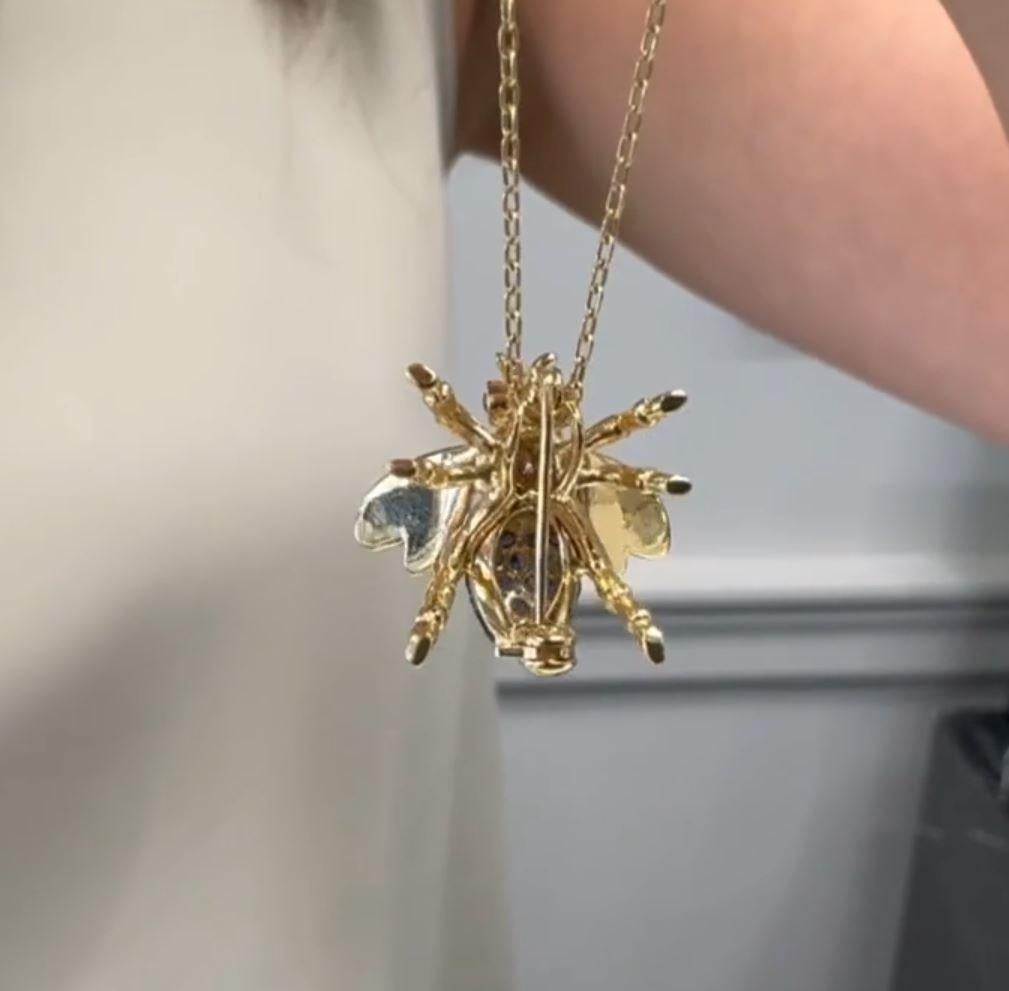 Collier pendentif/Broche abeille en or jaune 18 carats avec diamants et saphirs bleus en vente 3