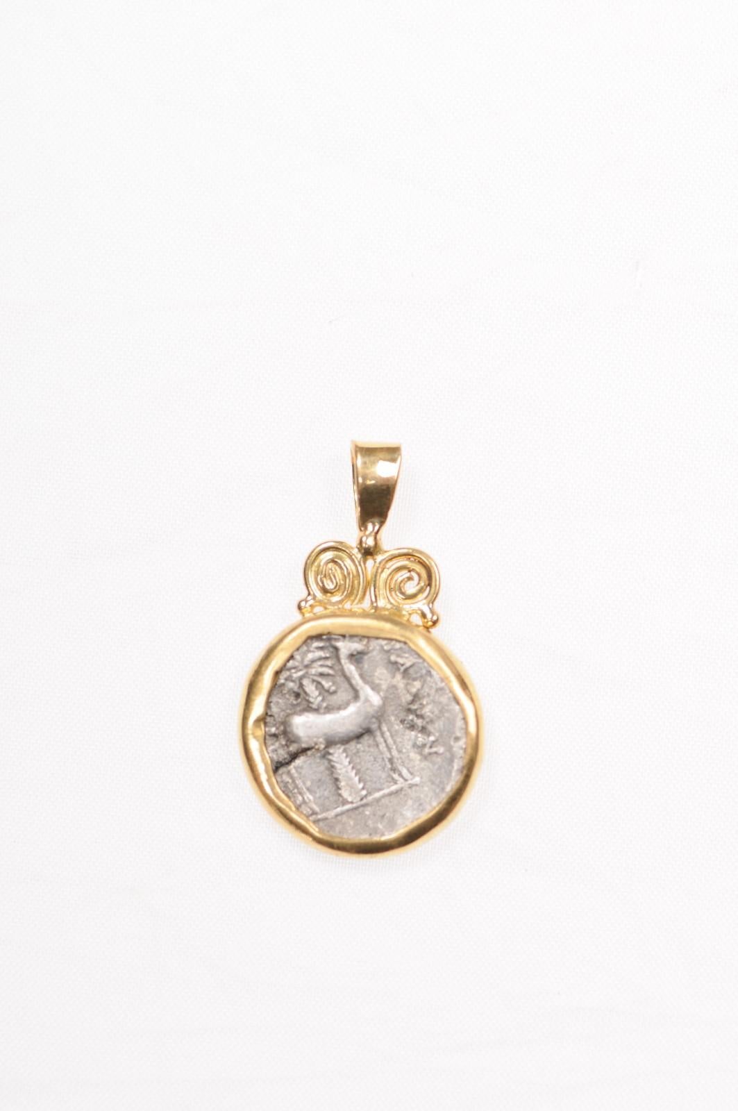Bee Pendent w/ Gold Swirl Motif (pendant only) In Excellent Condition For Sale In Atlanta, GA