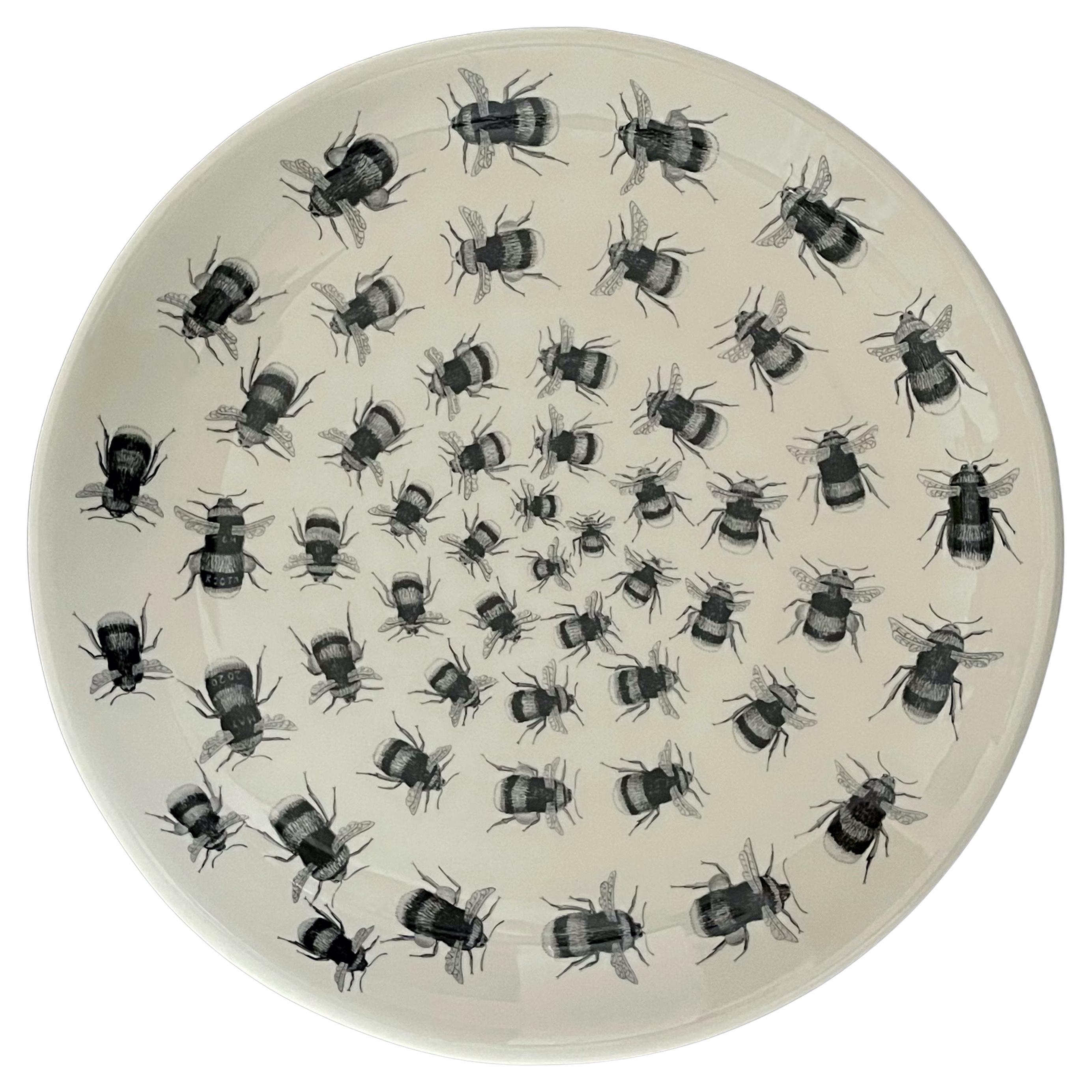 Bee Spiral, von Tom Rooth, „Die signierte Biene fliegend in der entgegengesetzten Richtung“