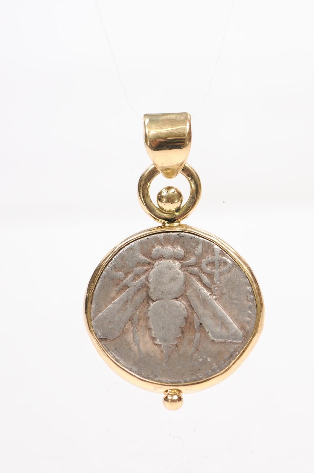 Tetradracma [moneda] de aleación de plata de abeja y ciervo acuñada por el magistrado OPXAMEΝΙΟΣ (Orchamenios) durante el antiguo Imperio Jónico en Éfeso, actual Turquía, donde aún se conservan magníficas ruinas. Esta antigua moneda fue acuñada