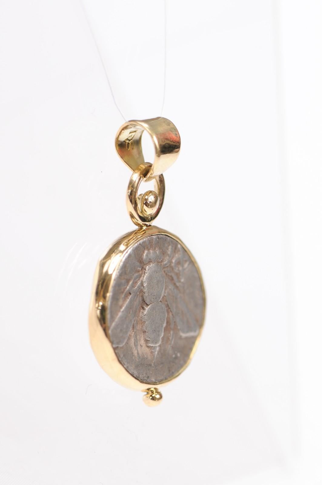 Colgante de moneda tetradracma de abeja y ciervo con oro de 18 quilates Griego clásico en venta
