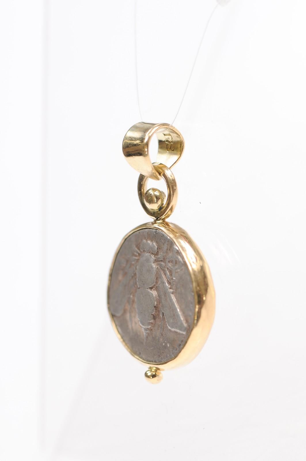 Colgante de moneda tetradracma de abeja y ciervo con oro de 18 quilates en Excelente estado para la venta en Atlanta, GA