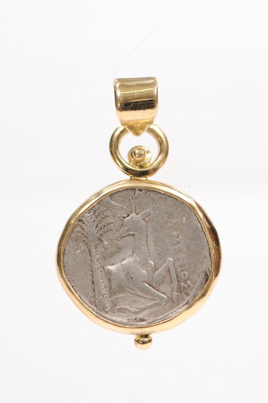 Femenino o masculino Colgante de moneda tetradracma de abeja y ciervo con oro de 18 quilates en venta