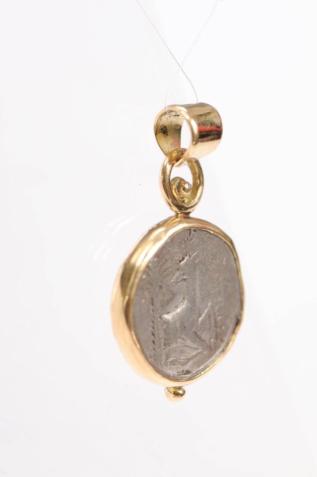 Colgante de moneda tetradracma de abeja y ciervo con oro de 18 quilates en venta 1