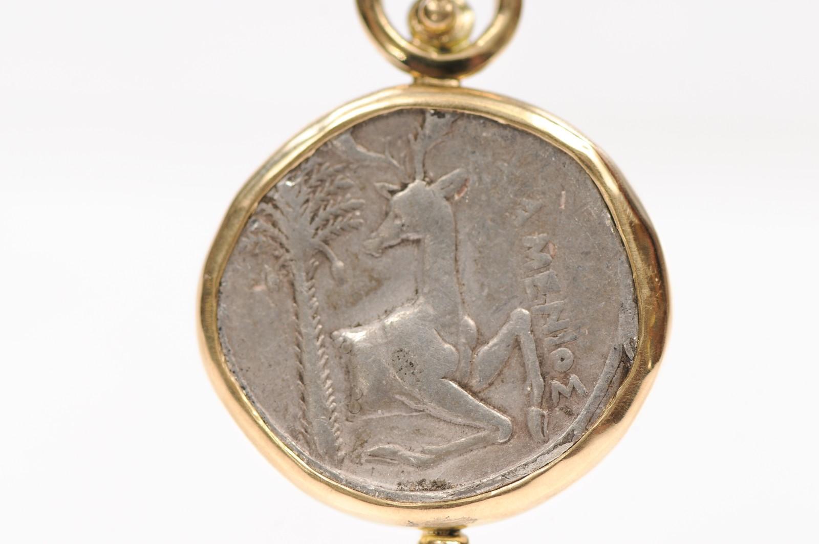 Colgante de moneda tetradracma de abeja y ciervo con oro de 18 quilates en venta 3
