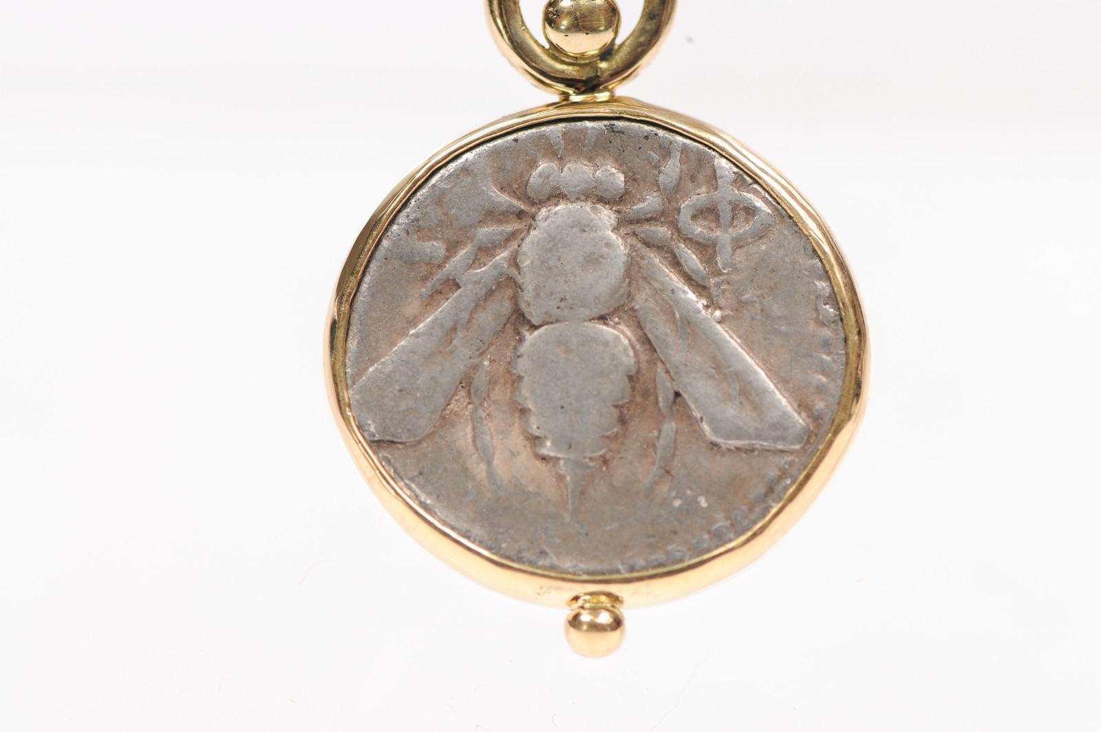Colgante de moneda tetradracma de abeja y ciervo con oro de 18 quilates en venta 4