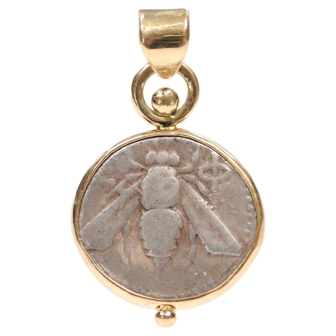 Colgante de moneda tetradracma de abeja y ciervo con oro de 18 quilates en venta