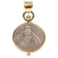 Colgante de moneda tetradracma de abeja y ciervo con oro de 18 quilates