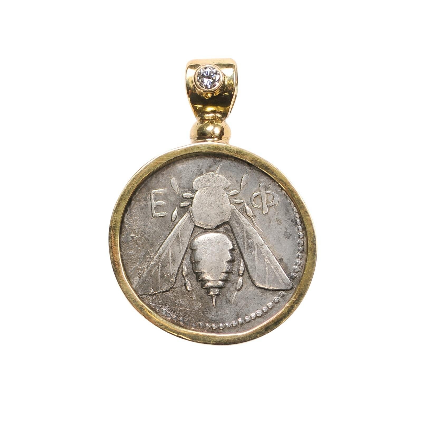 Tetradramma d'argento con ape e cervo, con diamante rotondo e dettagli in oro 18 carati. Questa moneta è stata coniata a Efeso, in Ionia, intorno al 390-330 a.C.. Sul dritto, un'ape con ali dritte, con una 