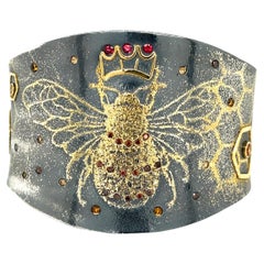 Bracelet manchette « Bee Strong » en argent sterling oxydé et poussière en or 24 carats