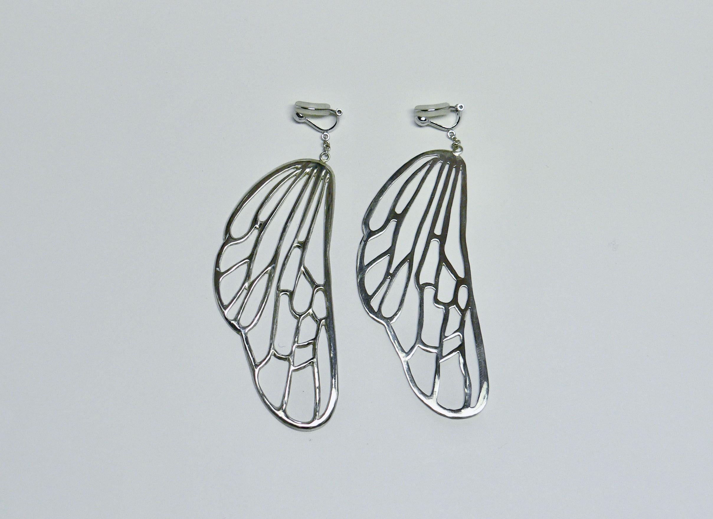 Bee wing Clip-on earring from Bee Collection is made of Sterling Silver. It is a motif of bee wings.

The size is about 90mm length, 30mm width, 1mm thickness and 7 grams by each item.
