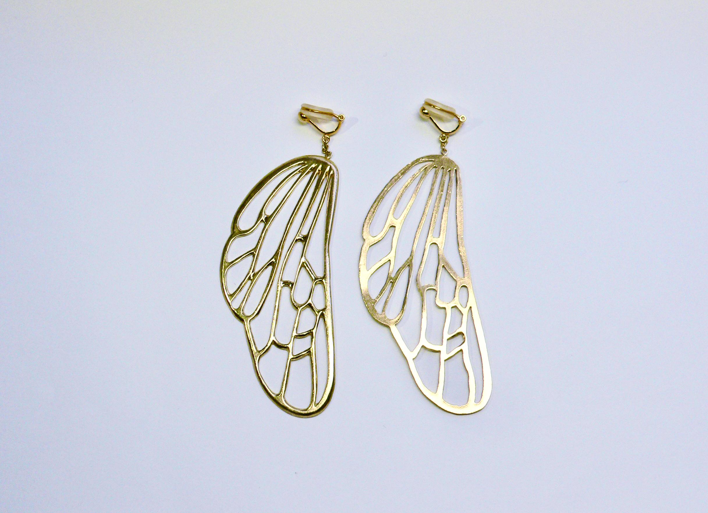 Bee wing Clip-on earring from Bee Collection is made of Sterling Silver with 18 Karat gold plated. It is a motif of bee wings.

The size is about 90mm length, 30mm width, 1mm thickness and 7 grams by each item.