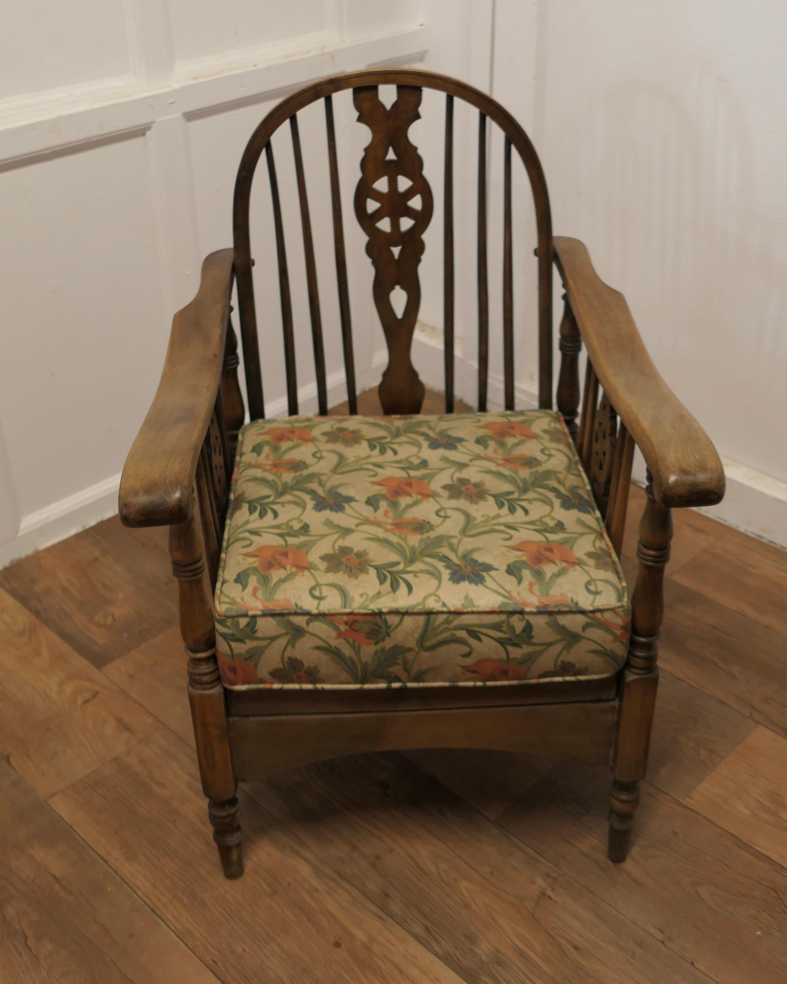 Beech and Ash Wheel Back Reclining Chair    In Good Condition For Sale In Chillerton, Isle of Wight