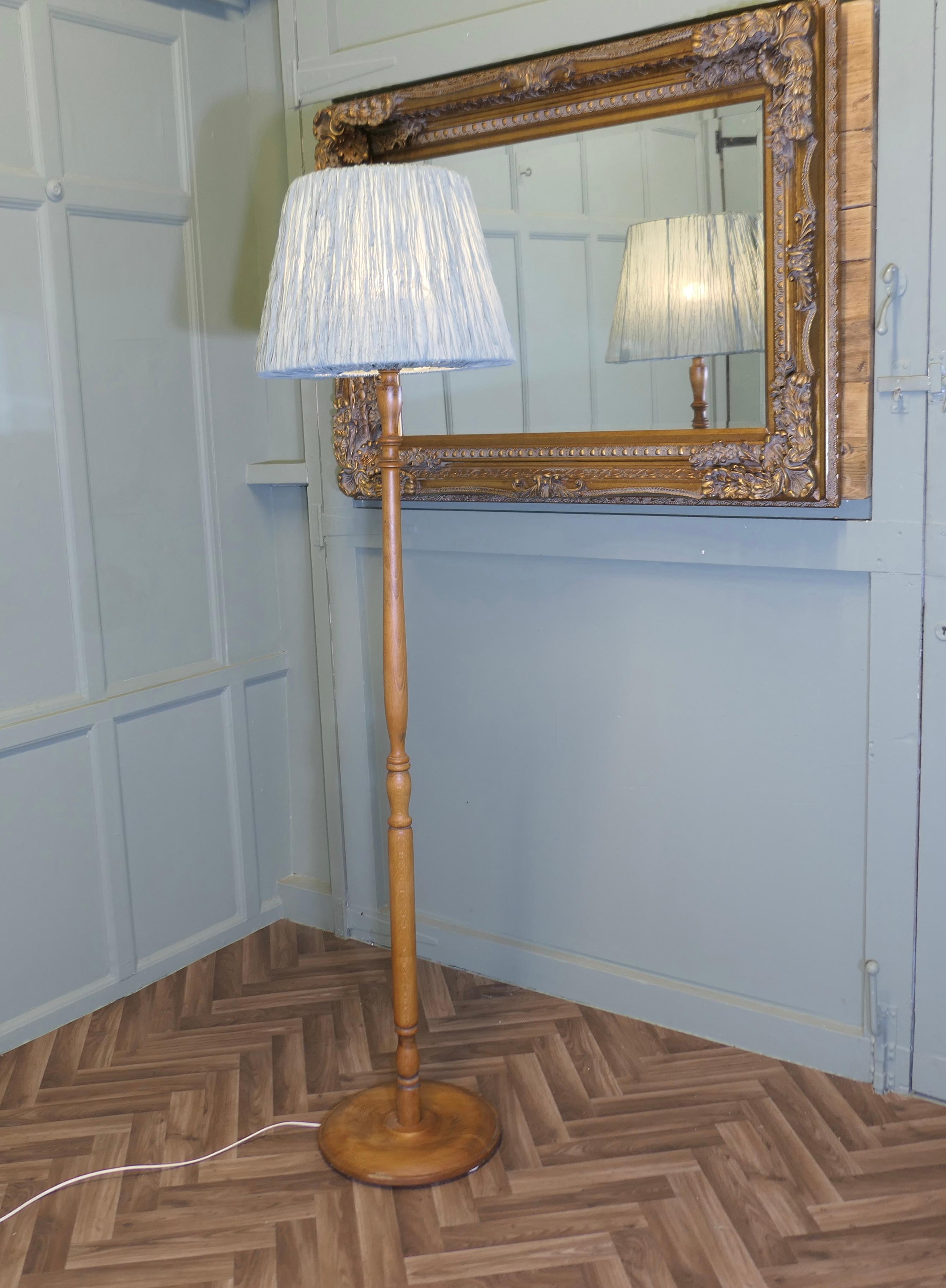 Lampadaire en hêtre et orme, lampe standard

Cette grande lampe repose sur une base en bois d'orme magnifiquement figuré, elle est en bon état, le câblage est bon, c'est une lampe de très belle qualité, elle est livrée avec un classique des années