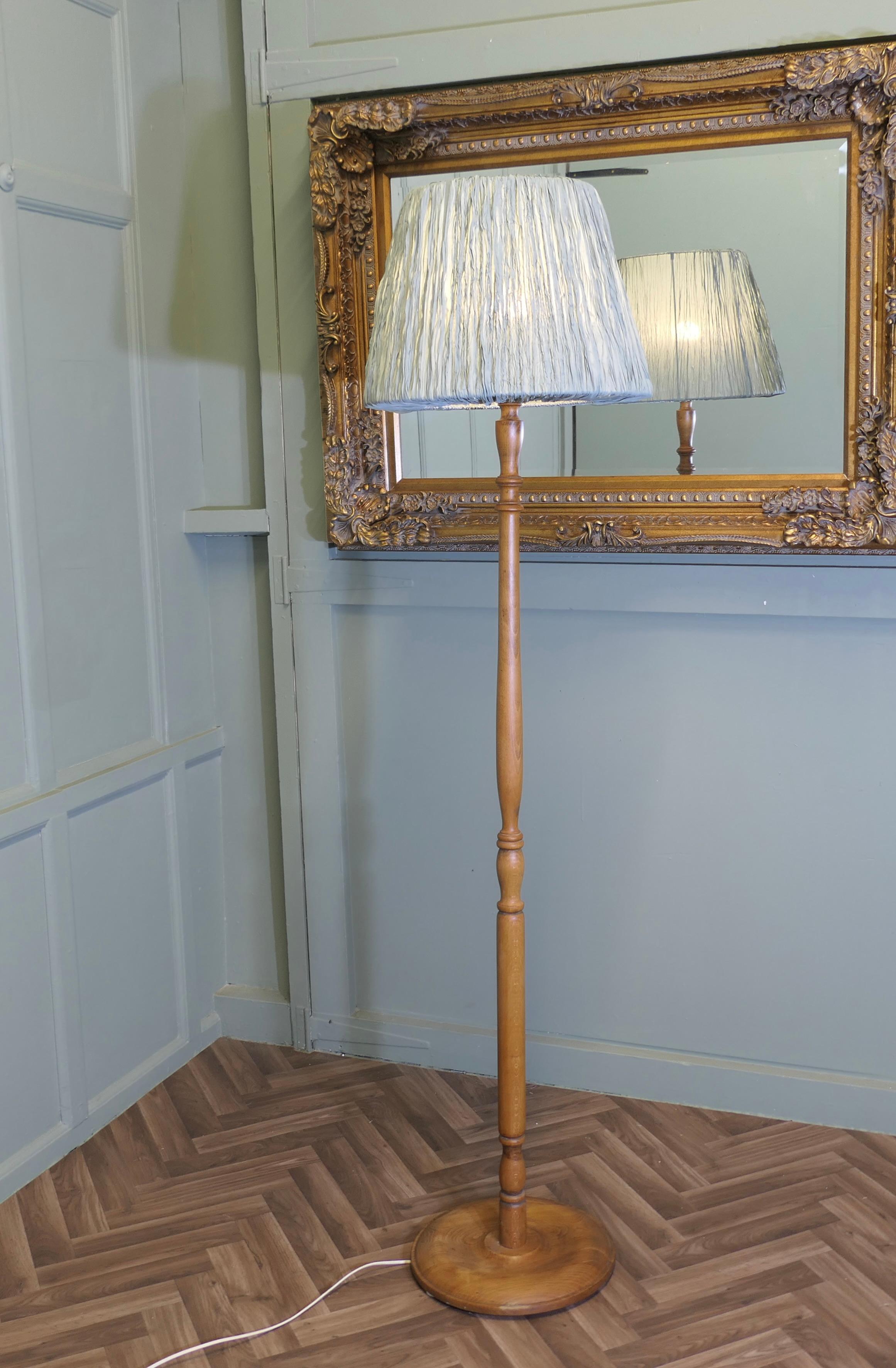 Mid-Century Modern Lampadaire en hêtre et orme, lampe standard en vente