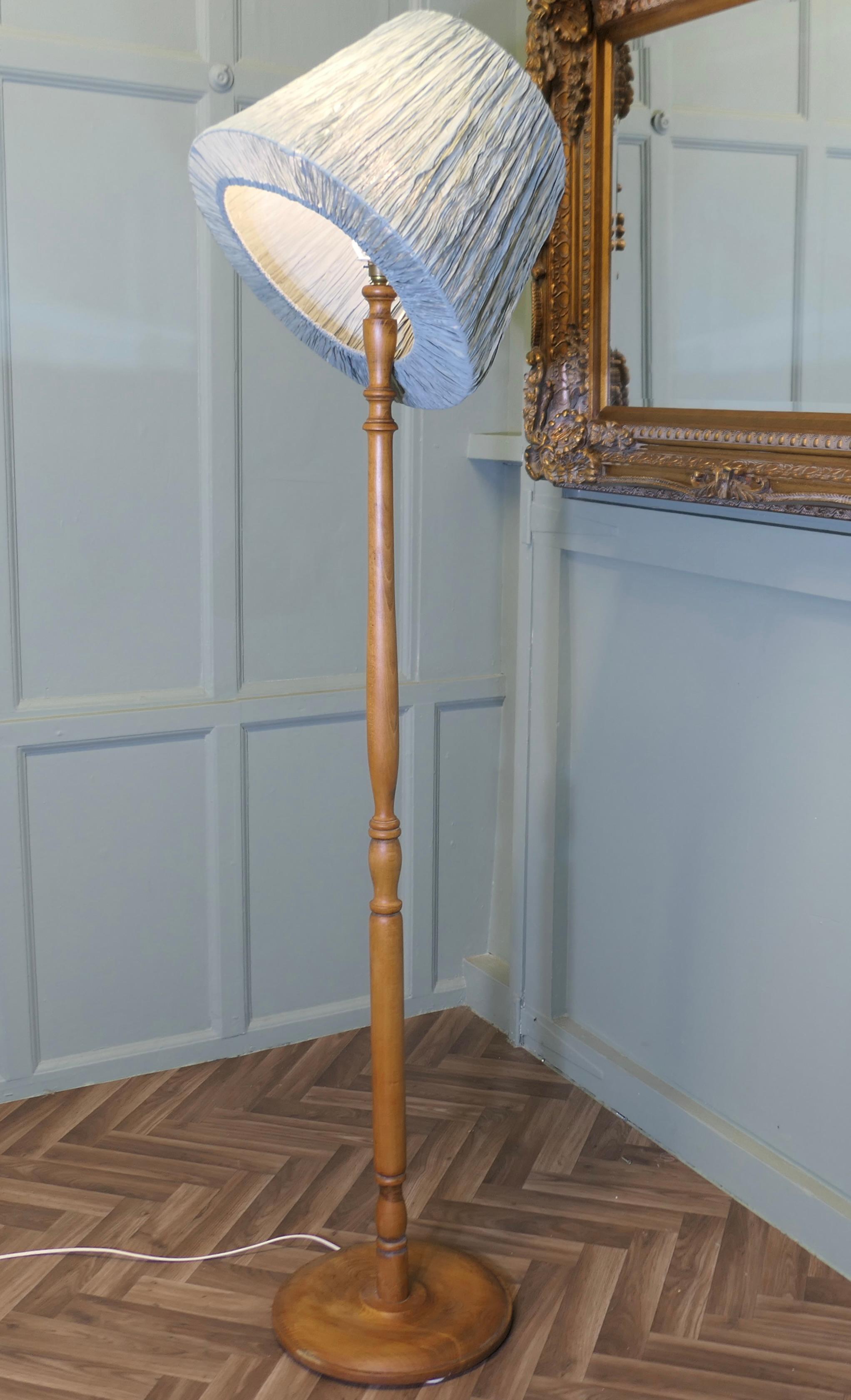 Milieu du XXe siècle Lampadaire en hêtre et orme, lampe standard en vente