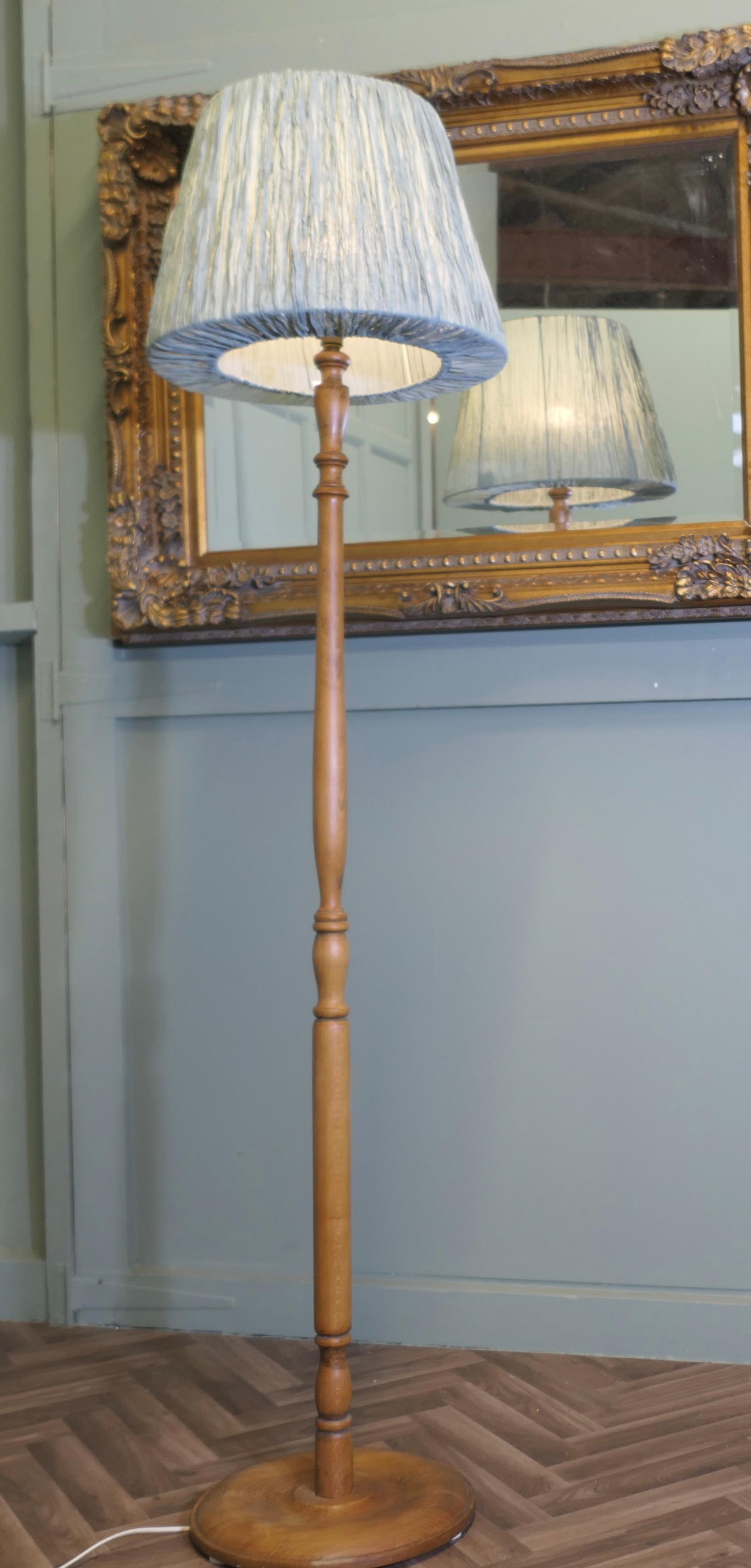 Orme Lampadaire en hêtre et orme, lampe standard en vente