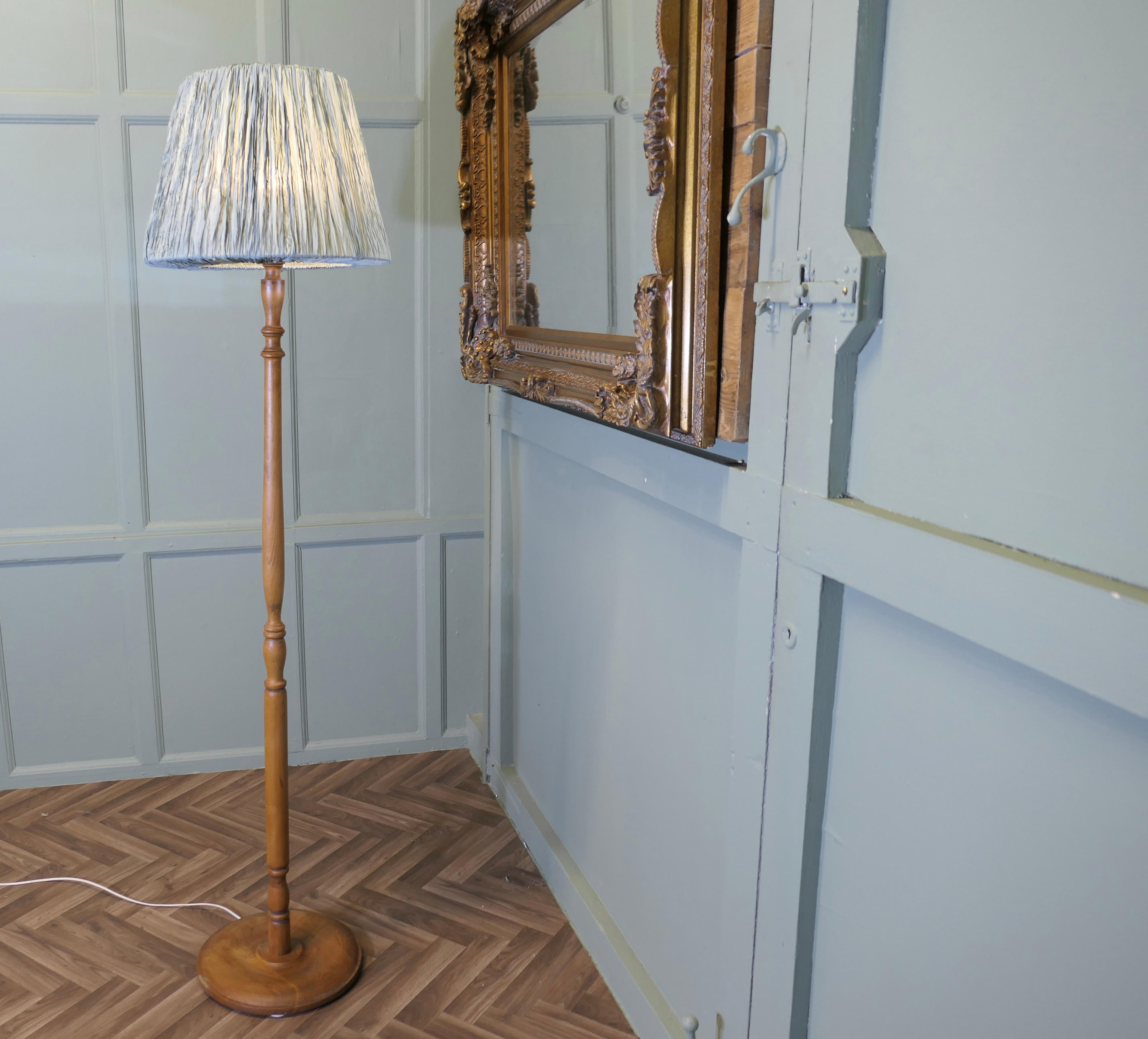 Lampadaire en hêtre et orme, lampe standard en vente 2