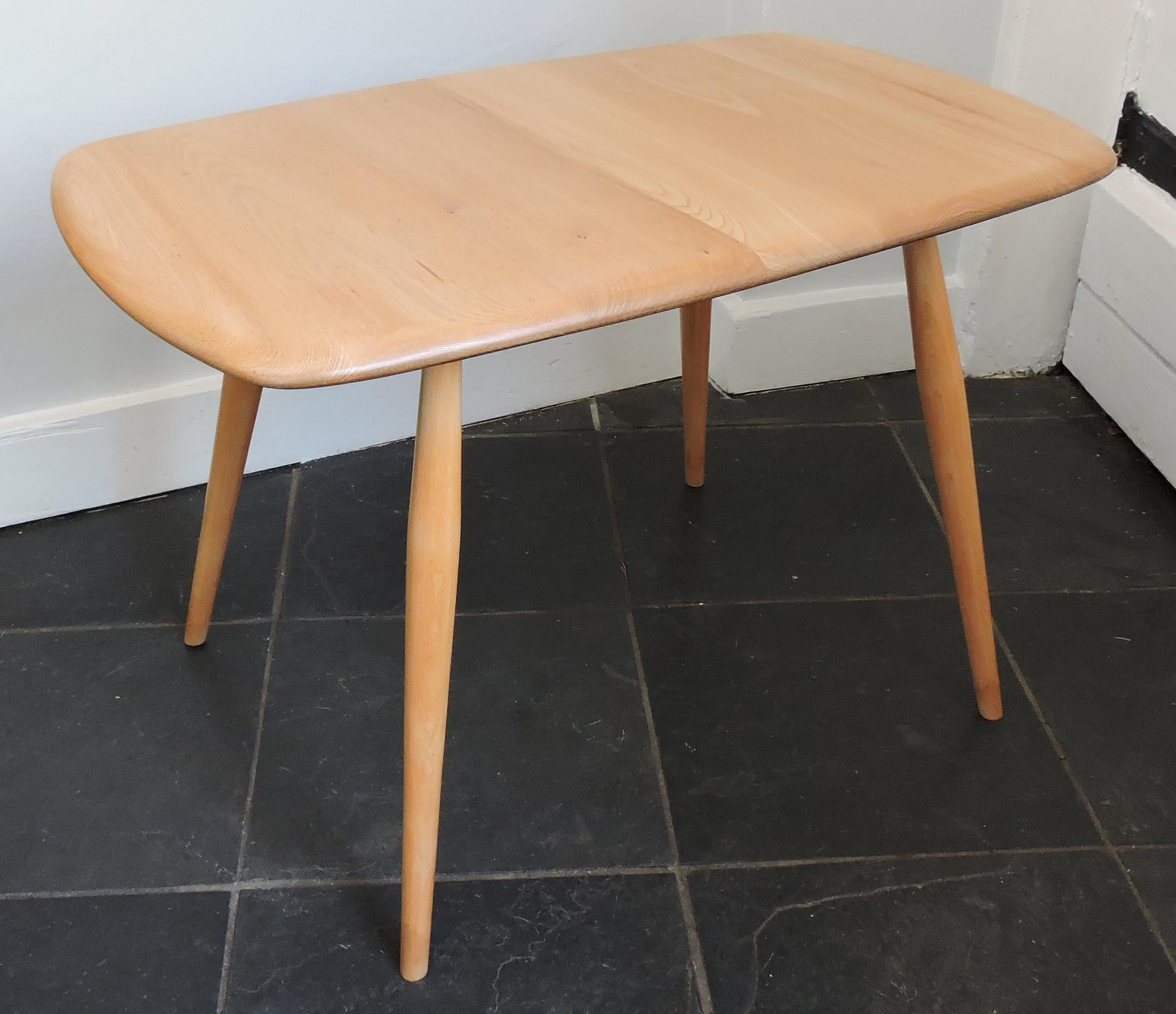 Beech and Elm Side Table from Ercol, 1970s In Good Condition For Sale In Chesham, GB