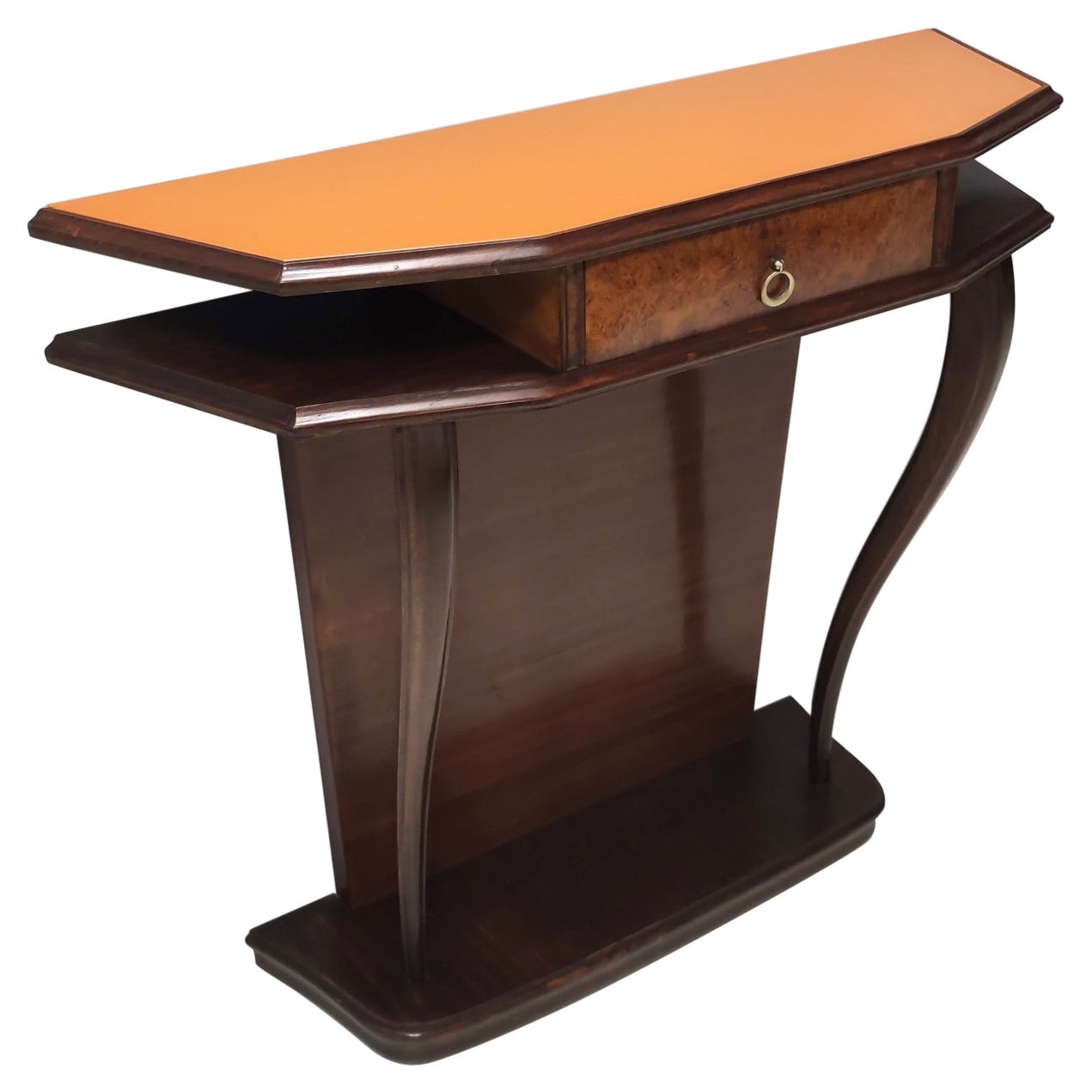 Made in Italy, anni '50. 
Questo tavolo consolle è realizzato in faggio e radice di noce e presenta un piano in vetro retroverniciato arancione, due ripiani laterali e una maniglia in ottone. 
Si tratta di un pezzo d'epoca, quindi potrebbe
