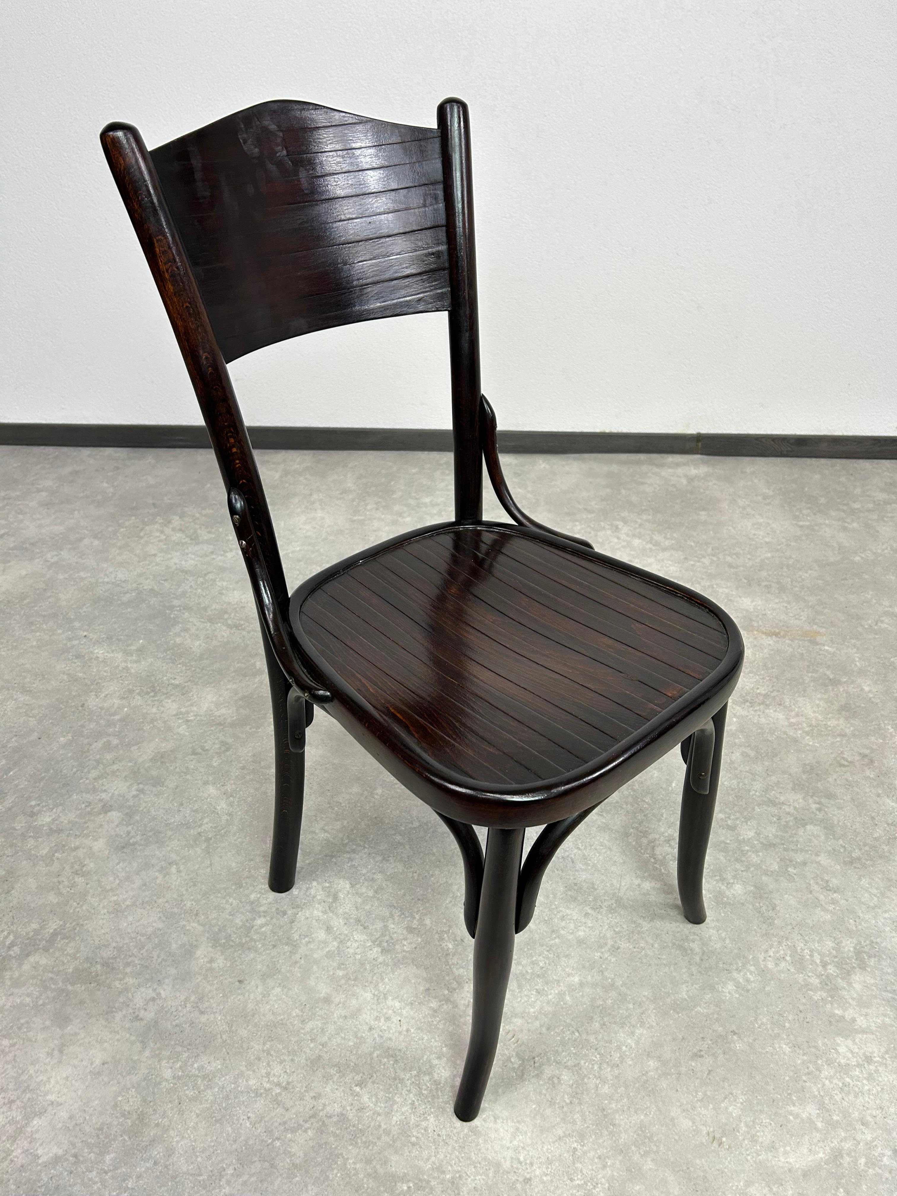 Chaise de salle à manger en hêtre courbé de Thonet Uzhhorod, Tchécoslovaquie. Teinté et repoli par des professionnels.
