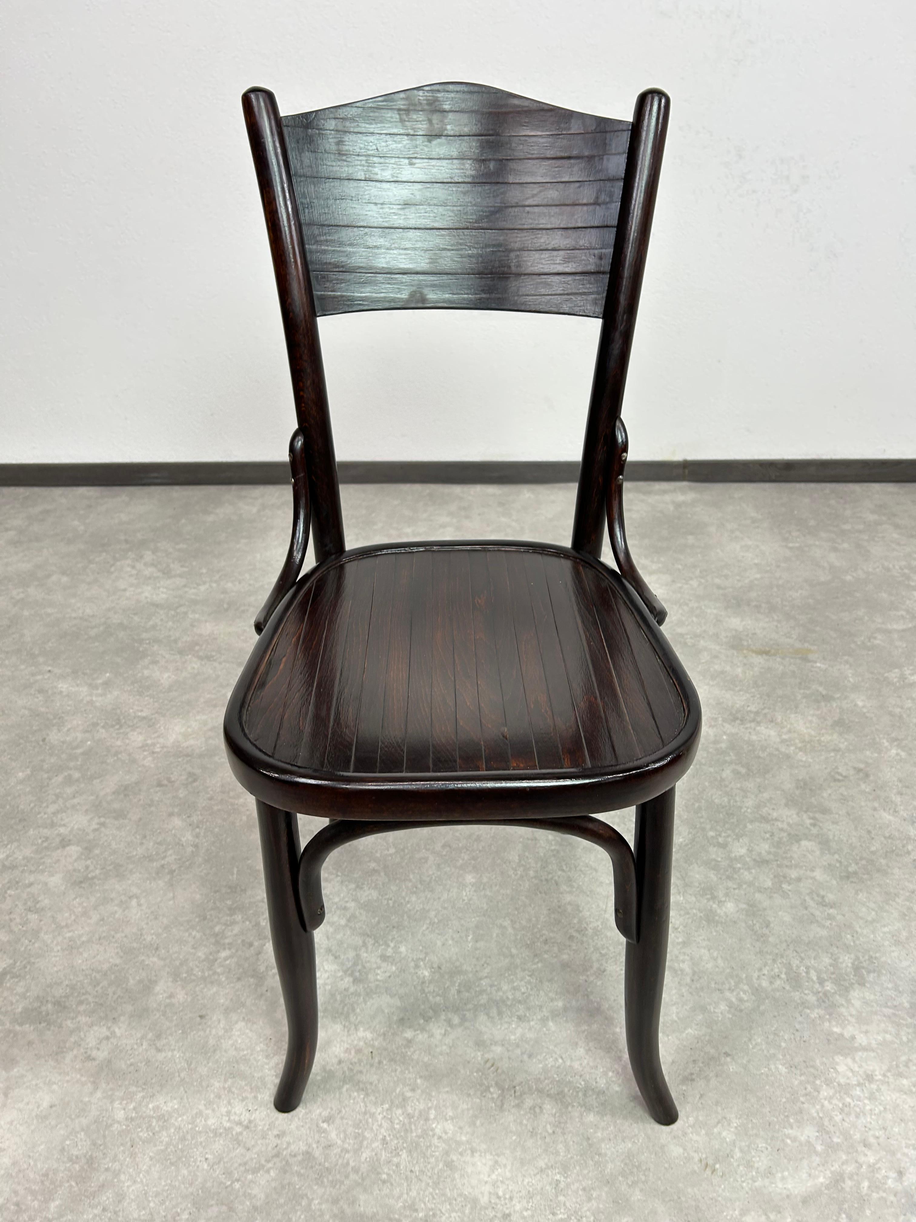 Art déco Chaise de salle à manger en hêtre courbé par Thonet Uzhhorod Tchécoslovaquie en vente