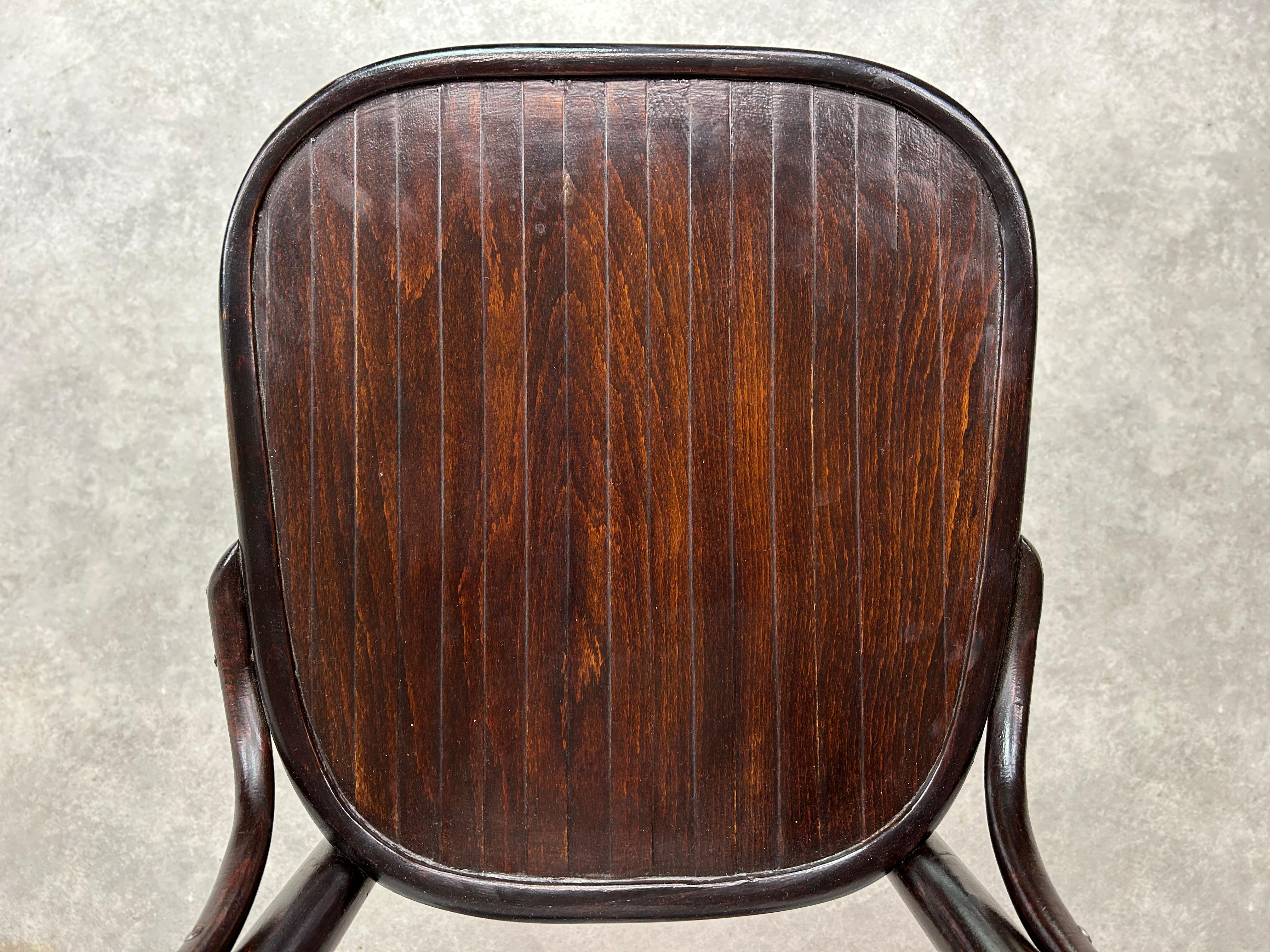 Chaise de salle à manger en hêtre courbé par Thonet Uzhhorod Tchécoslovaquie Excellent état - En vente à Banská Štiavnica, SK