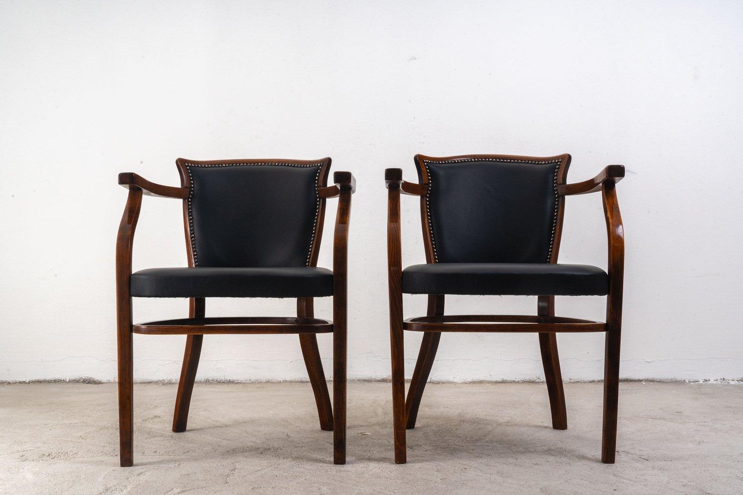 Ces fauteuils peuvent être attribués à Adolf Loos, suivant l'essai de Giovanni Renzi :
Thonet n'utilise le terme moderne qu'une seule fois dans le catalogue de 1904, sur ce que j'appelle la 