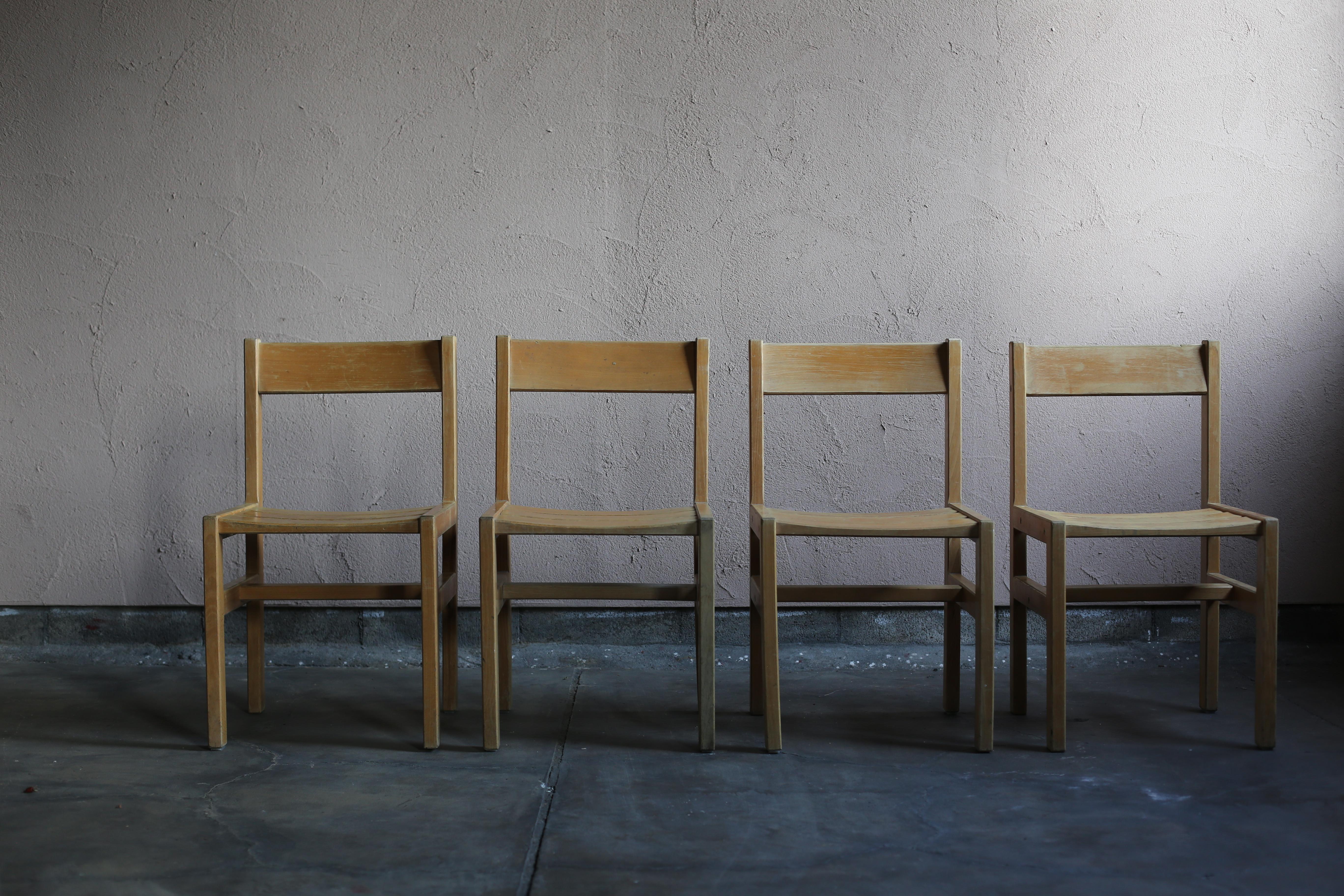 Chaise de salle à manger vintage du designer français André Sornay. Il est fabriqué selon une conception qui s'assemble en serrant les boulons d'un seul côté. Le fabricant est son propre atelier, Sornay Meubles.