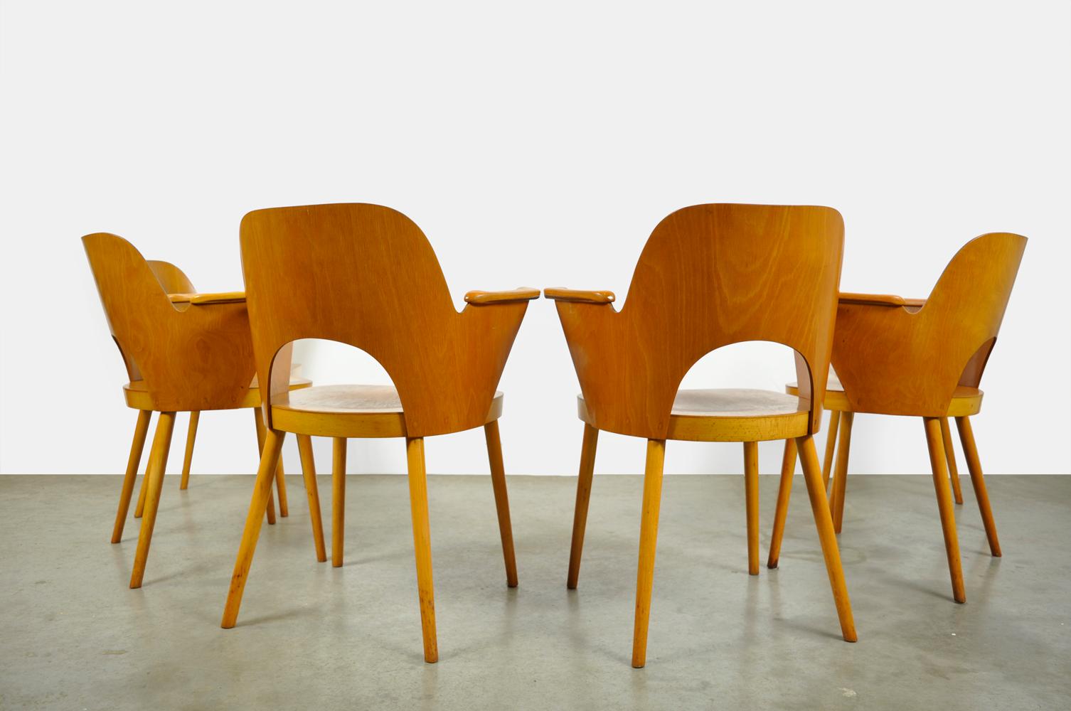 Rare set (6) beech dining table chairs designed by the Austrian designer Oswald Haerdtl and produced by Ton (Thonet) in the former Czechoslovakia 1950s. Characteristic beech wood chairs, No515 with curved backrest, molded seats and graceful