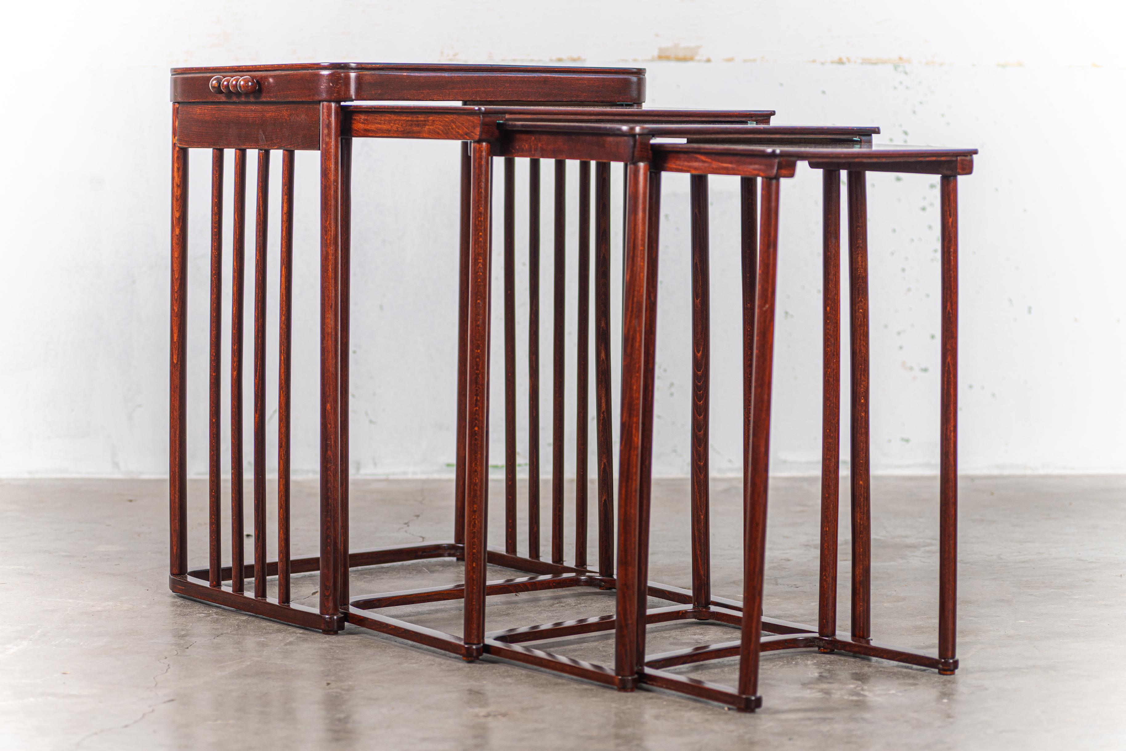 Satz von 4 Beistelltischen aus Buche von Josef Hoffmann für Jacob & Josef Kohn im Angebot 4