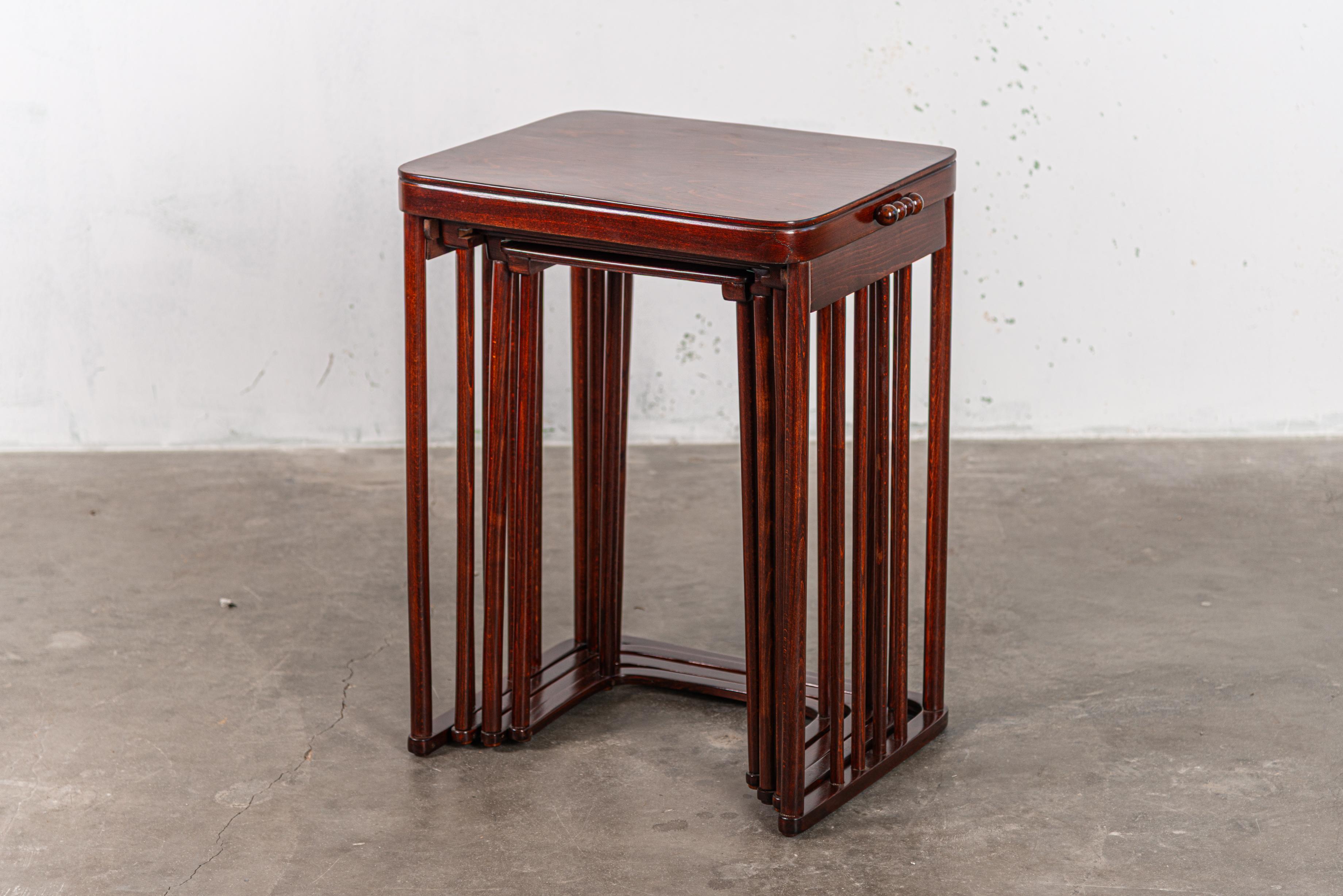 Josef Hoffmann - Satz Nisttische

Dieses exquisite Tischset, das von dem berühmten Josef Hoffmann entworfen und von Jacob & Josef Kohn in Wien um 1905/06 hergestellt wurde, ist ein eindrucksvolles Zeugnis des Jugendstils. Das aus Buchenholz