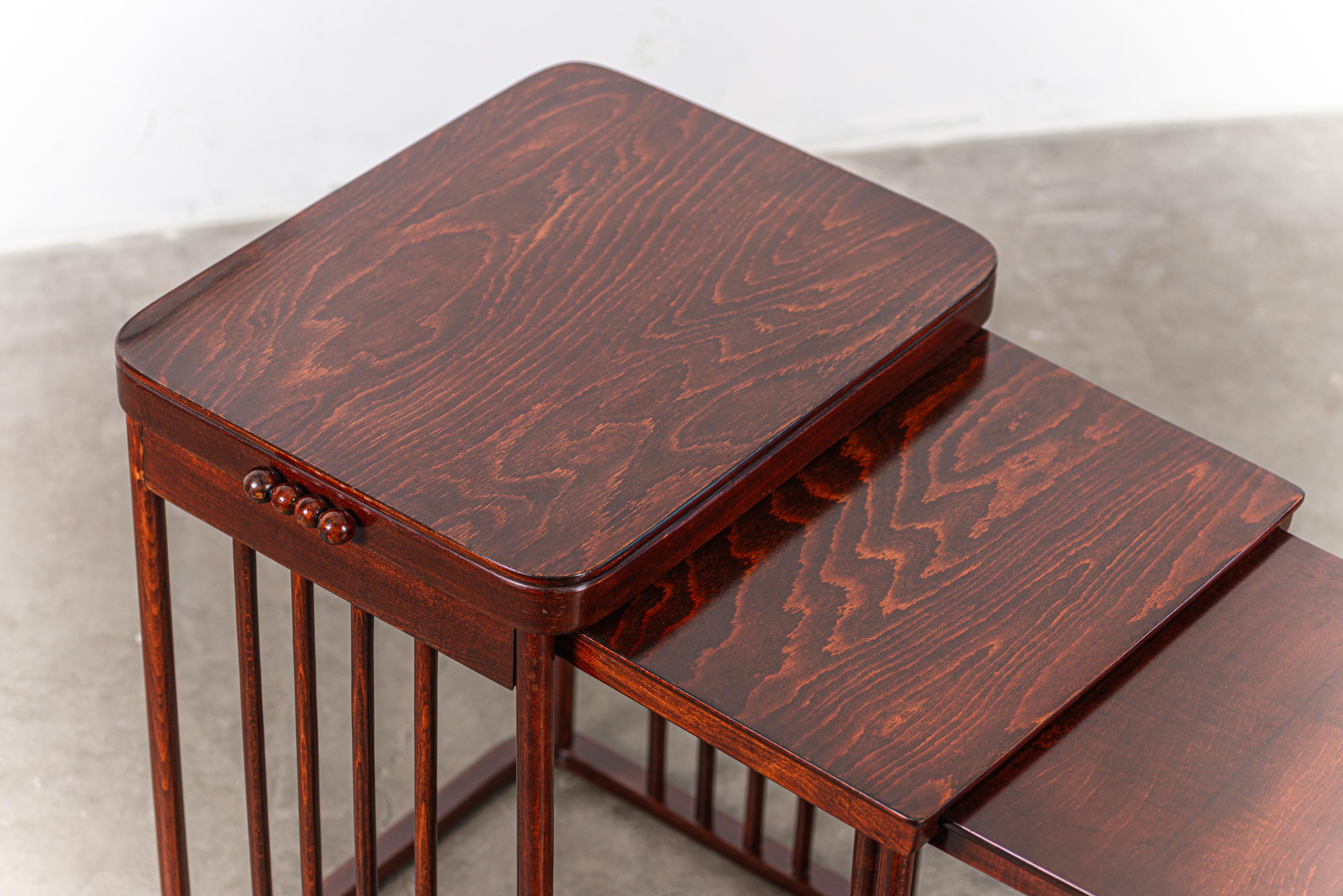 Satz von 4 Beistelltischen aus Buche von Josef Hoffmann für Jacob & Josef Kohn (Art nouveau) im Angebot