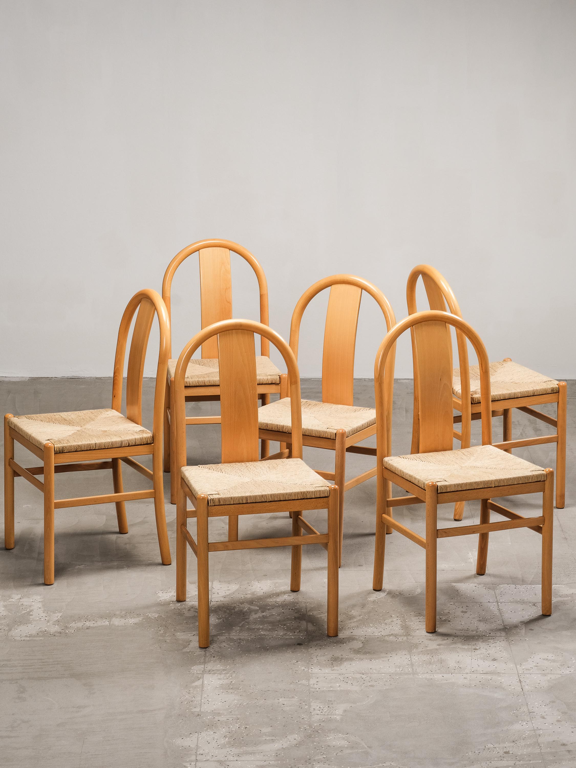 Questo set di sei sedie da pranzo scultoree degli anni '80 cattura la raffinata eleganza e la morbida geometria caratteristica della designer Annig Sarian. Realizzata in faggio massiccio con una leggera finitura naturale, ogni sedia presenta un